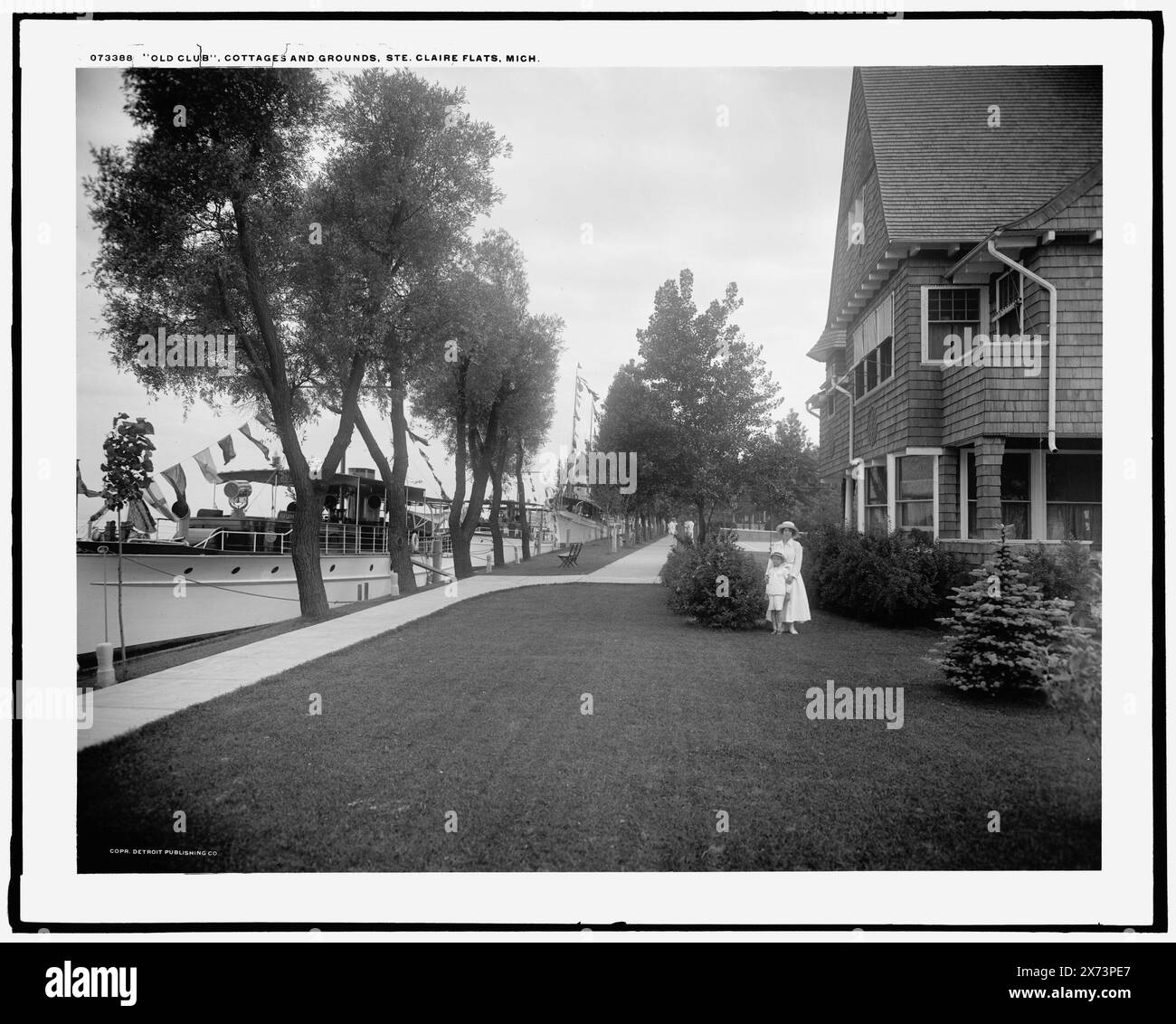 Old Club, cottage e terreni, Ste. Claire sic Flats, Mich., Detroit Publishing Co. N. 073388., Gift; State Historical Society of Colorado; 1949, Dwellings. , Club. , Yachts. , Stati Uniti, Michigan, Saint Clair Flats. Foto Stock