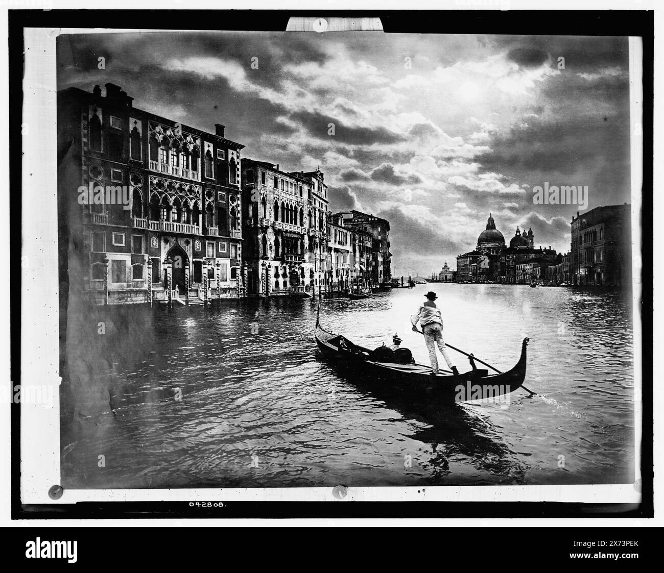 Gondola sul Canal grande, Venezia, Italia, titolo ideato da cataloger., Detroit Publishing Co. N. 042808., Gift; State Historical Society of Colorado; 1949, Gondolas. , Canali. , Alba e tramonti. , Italia, Venezia. Foto Stock