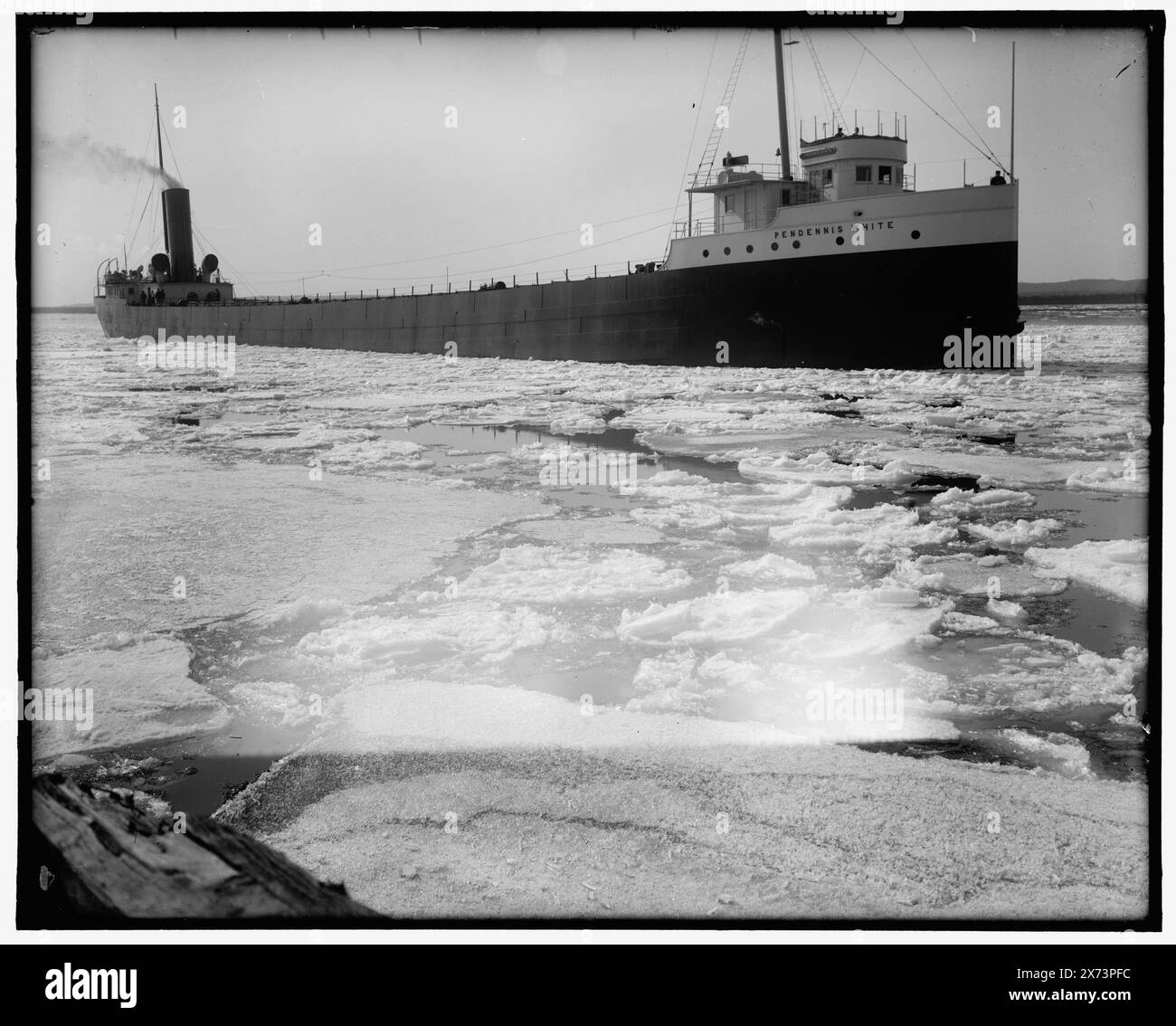 Cargo Pendennis White, Title from jacket., possibilmente nei pressi di Sault Sainte Marie, Michigan., No Detroit Publishing Co. N., Gift; State Historical Society of Colorado; 1949, Pendennis White (Freighter) , Cargo Ships. , Ghiaccio. Foto Stock