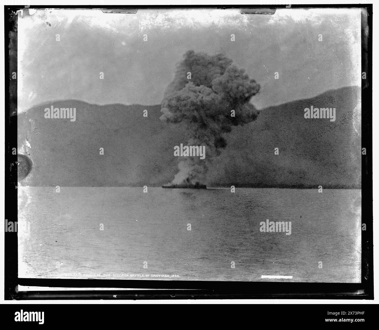 Explosion of the Vizcaya, Battle of Santiago, 1898, Date based on Detroit, Catalogue J (1901)., Detroit Publishing Co. N. 021535., Gift; State Historical Society of Colorado; 1949, Vizcaya (nave) , Government Vessels, Spanish. , Santiago, Battaglia di, Santiago de Cuba, Cuba, 1898. , esplosioni. , Guerra navale. , Cuba, Santiago di Cuba. Foto Stock