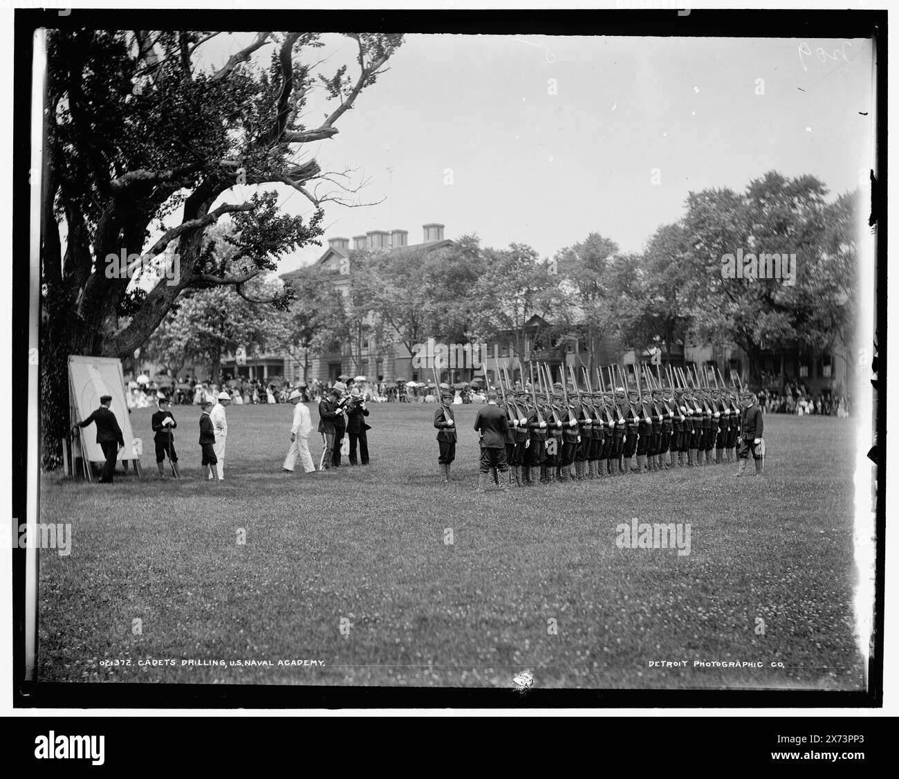 Cadets Drilling, U.S. Naval Academy, Date based on Detroit, Catalogue J (1901)., 'No. 9' on negative., Detroit Publishing Co. N. 021372., Gift; State Historical Society of Colorado; 1949, United States Naval Academy. , Studenti. , Addestramento militare. , Università e college. , Stati Uniti, Maryland, Annapolis. Foto Stock