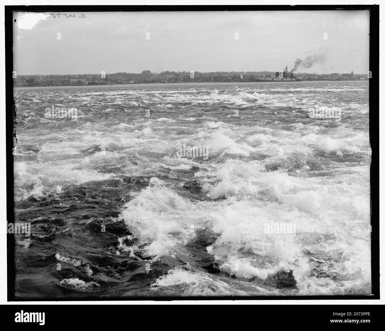 Rapide di St. Marys, Sault Ste. Marie, Mich., Title from jacket., 'G 4575' on negative., Detroit Publishing Co. No 036252., Gift; State Historical Society of Colorado; 1949, Rapids. , Stati Uniti, Michigan, Sault Sainte Marie. , Stati Uniti, Michigan, fiume Saint Marys. , Canada, Ontario, fiume Saint Marys. Foto Stock