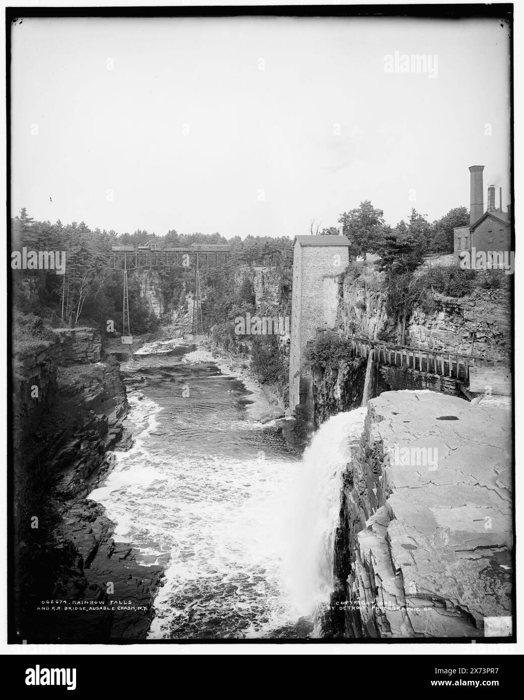 Rainbow Falls and R.R. bridge, Ausable Chasm, N.Y., '2452' on negative., Detroit Publishing Co. No 062674., Gift; State Historical Society of Colorado; 1949, Railroad Bridges. , Cascate. , Impianti industriali. , Fiumi. , Canyons. , Stati Uniti, New York (State), Ausable Chasm (Village) , Stati Uniti, New York (State), Ausable River. Foto Stock