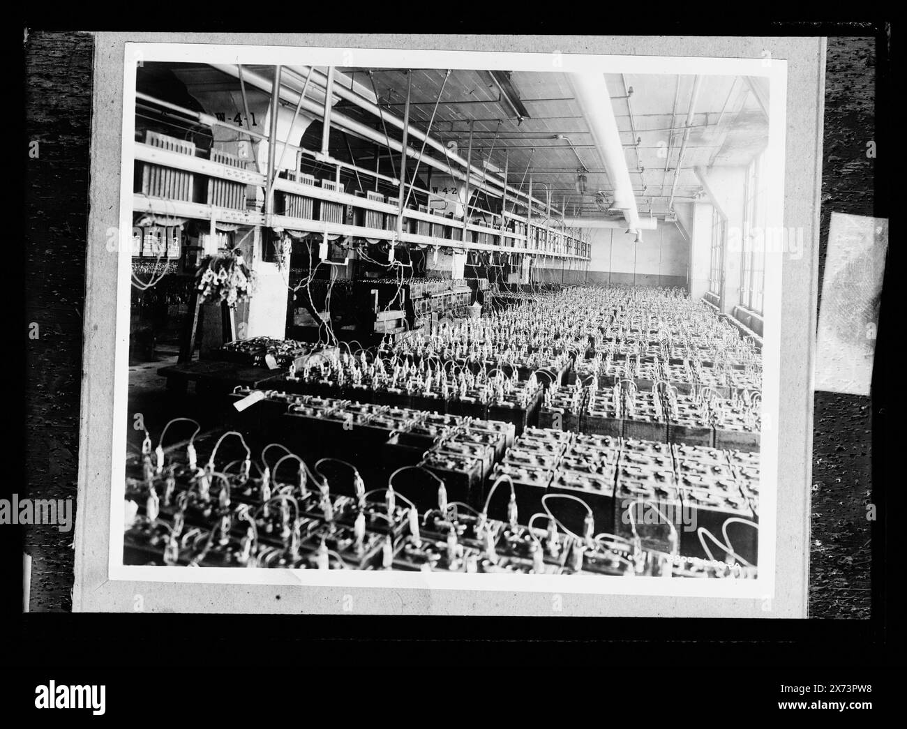 3.500 batterie, titolo da giacca., forse realizzato per l'industria automobilistica Ford Motor Company; cfr. Negativi D420-2851 a D420-2882 e D420-3041 a D420-3084., Detroit Publishing Co. N. 38002, K 2869., regalo; State Historical Society of Colorado; 1949, Industrial Facilities. , Industria automobilistica. , Interni. , Batterie elettriche. Foto Stock