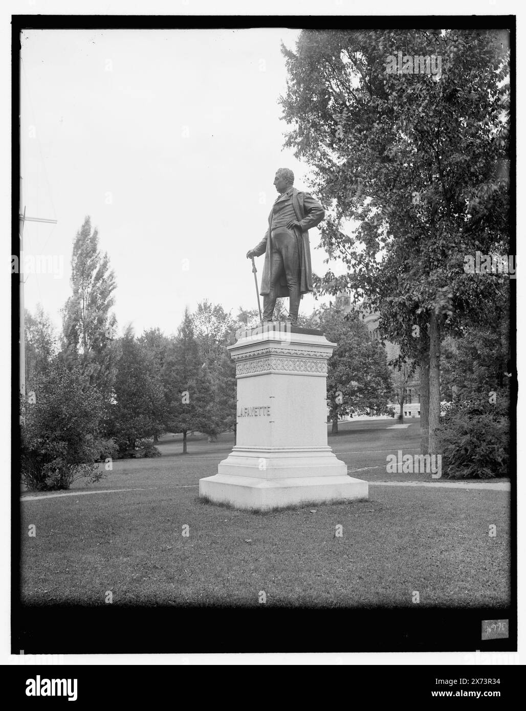 Burlington, Vt., Statua di Lafayette, titolo da giacca, '3664' su negativo. Detroit Publishing Co. n. 34488., Gift; State Historical Society of Colorado; 1949, Lafayette, Marie Joseph Paul Yves Roch Gilbert du Motier, Marchese de, 1757-1834. , Università del Vermont. , Scultura. , Università e college. , Stati Uniti, Vermont, Burlington. Foto Stock