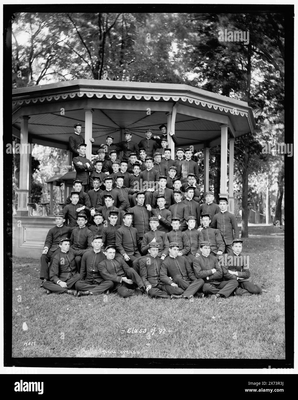 Classe '92, 'Hart', 'dup' e 'no 3' su negative., Detroit Publishing Co. No 021390., fotografia scattata nel 1894, due anni dopo la laurea quando il "service afloat" completò e la classe tornò a USNA, Annapolis, Maryland, per la messa in servizio (fonte: Starr, D.L. e Annual reg. Della USNA, 1893-94), Gift; State Historical Society of Colorado; 1949, United States Naval Academy. , Studenti. , Università e college. , Istruzione militare. , Bandstands. , Stati Uniti, Maryland, Annapolis. Foto Stock