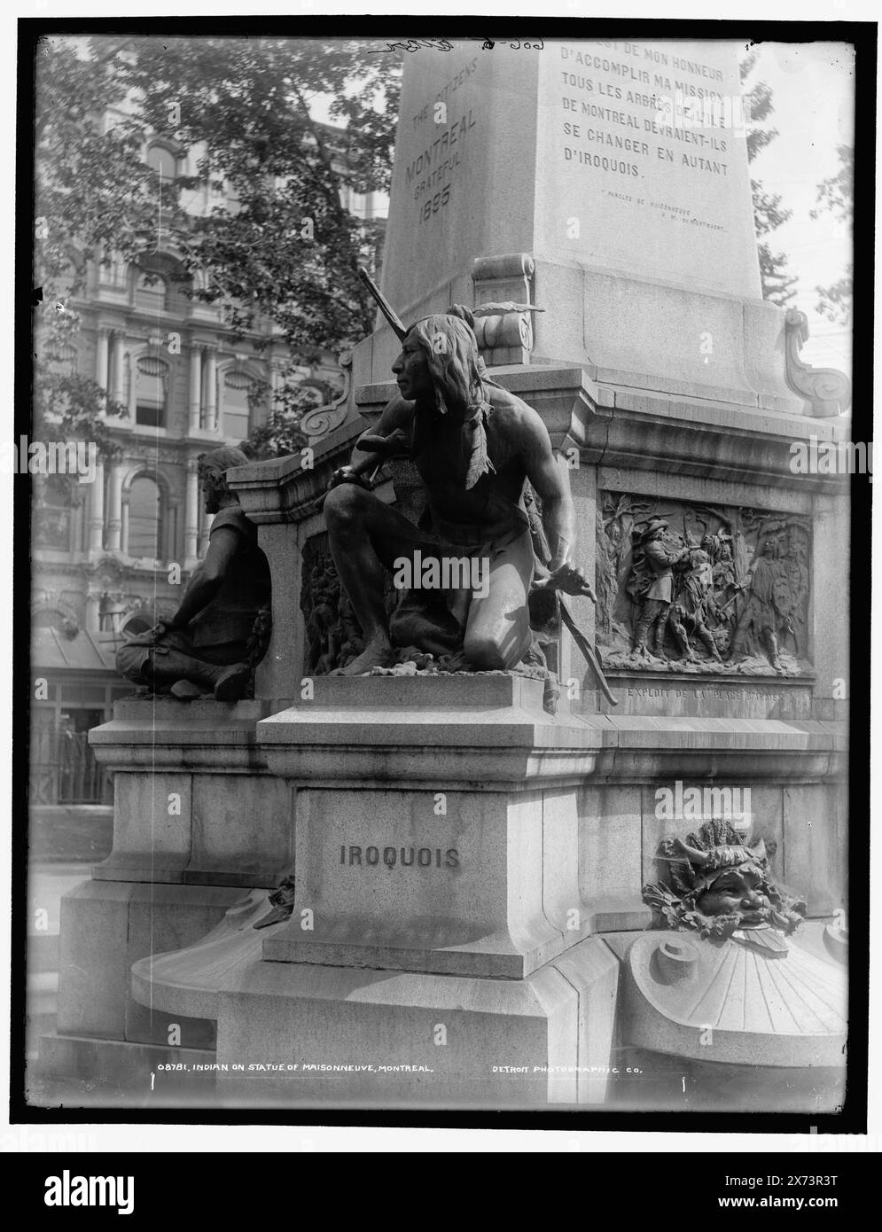 Indiano sulla statua di Maisonneuve, Montreal, Data basata su Detroit, Catalogo J (1901)., iscrizione sotto statua: 'Irochesi.', '606-5' e 'C 32' su negativo., Detroit Publishing Co. N. 08781., Gift; State Historical Society of Colorado; 1949, Maisonneuve, Paul de Chomeday de, 1612-1676. , Indiani Irochesi. , Scultura. , Canada, Quebec (Provincia), Montreal. Foto Stock