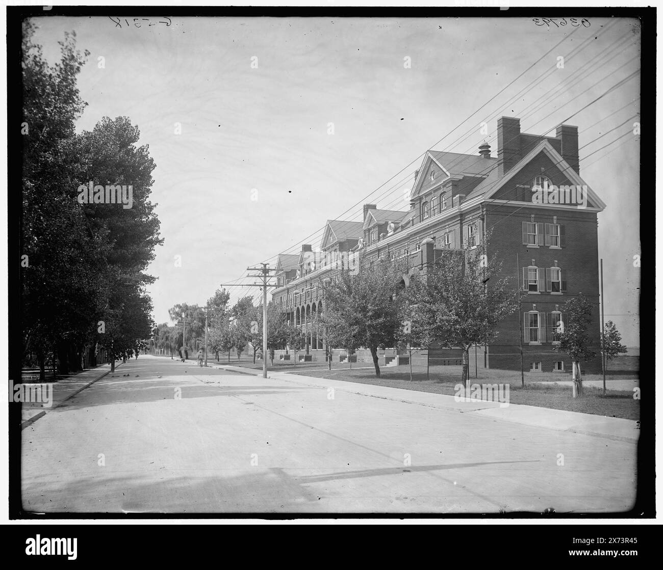 Bachelors' Quarters, Fort Monroe, Virginia, Title from jacket., "G 5318" on negative., Detroit Publishing Co. N. 036793., Gift; State Historical Society of Colorado; 1949, caserma. , Forti e fortificazioni. , Stati Uniti, Virginia, Fort Monroe. Foto Stock