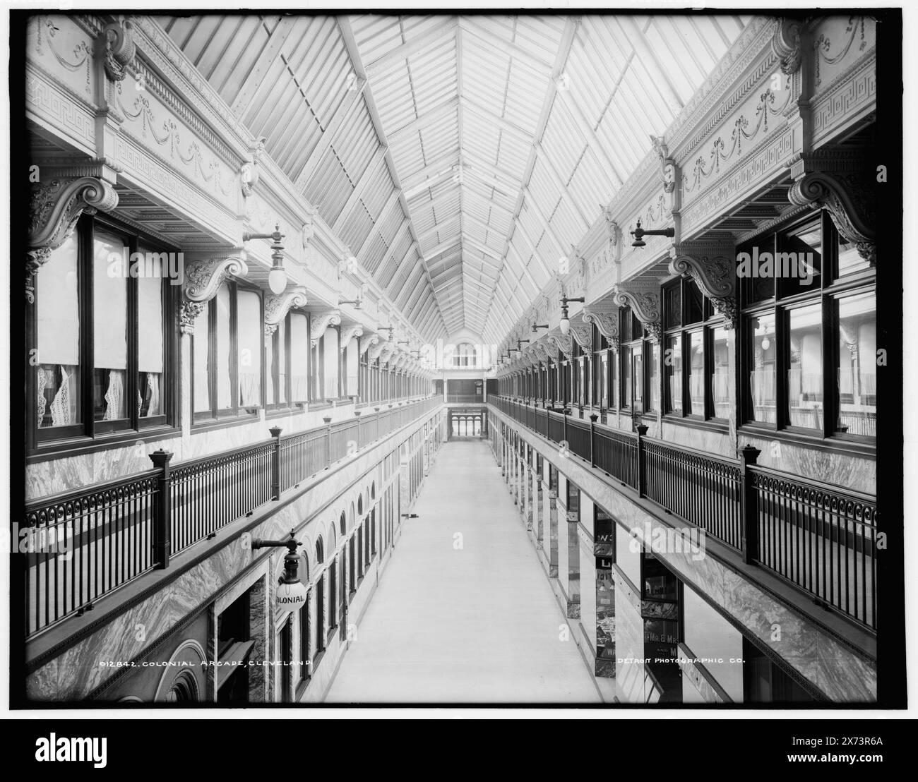 Colonial Arcade, Cleveland, Date based on Detroit, Catalogue J (1901)., Detroit Publishing Co. N. 012842., Gift; State Historical Society of Colorado; 1949, Arcades (negozi) , Interiors. , Stati Uniti, Ohio, Cleveland. Foto Stock