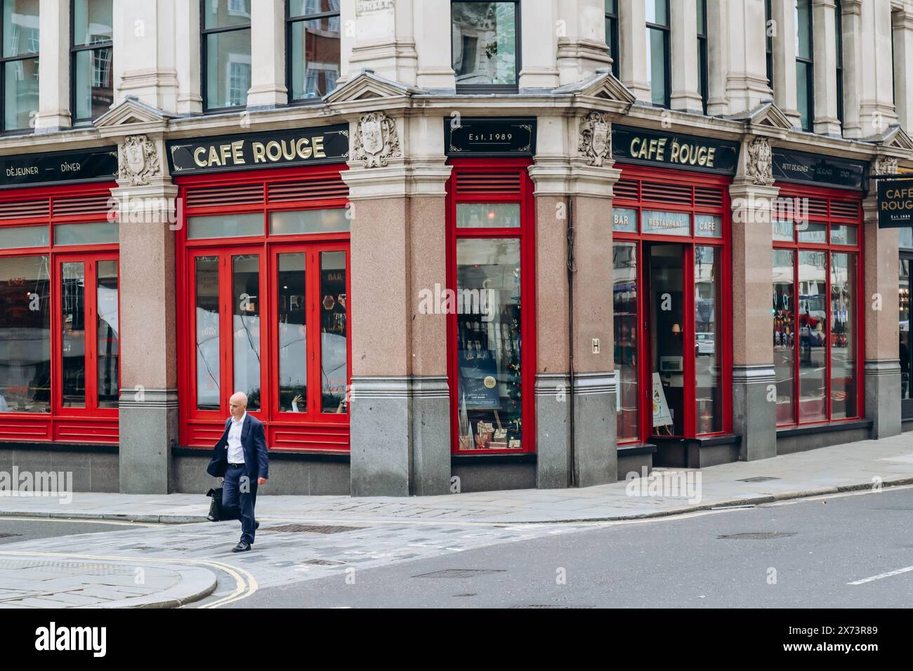 Londra, Regno Unito - 25 settembre 2023: Cafe Rouge St Paul's, un moderno ristorante francese nel cuore di Londra. Foto Stock