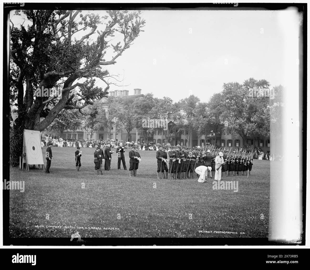 Company Inspection, U.S. Naval Academy, Data basata su Detroit, Catalogo J (1901)., 'No. 13' su negativo., Detroit Publishing Co. N. 021371., Gift; State Historical Society of Colorado; 1949, United States Naval Academy. , Studenti. , Ispezioni militari. , Università e college. , Stati Uniti, Maryland, Annapolis. Foto Stock