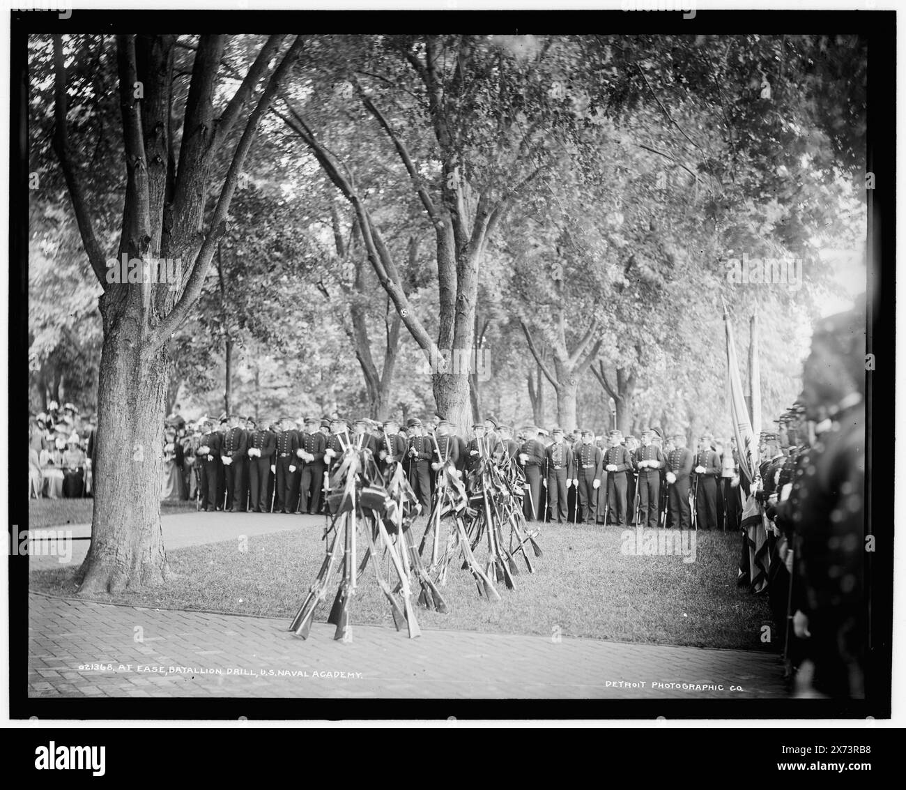 A disagio, battaglione drill, U.S. Naval Academy, Data basata su Detroit, Catalogo J (1901)., 'No. 31' su negativo., Detroit Publishing Co. N. 021368., Gift; State Historical Society of Colorado; 1949, United States Naval Academy. , Studenti. , Addestramento militare. , Fucilieri. , Università e college. , Stati Uniti, Maryland, Annapolis. Foto Stock
