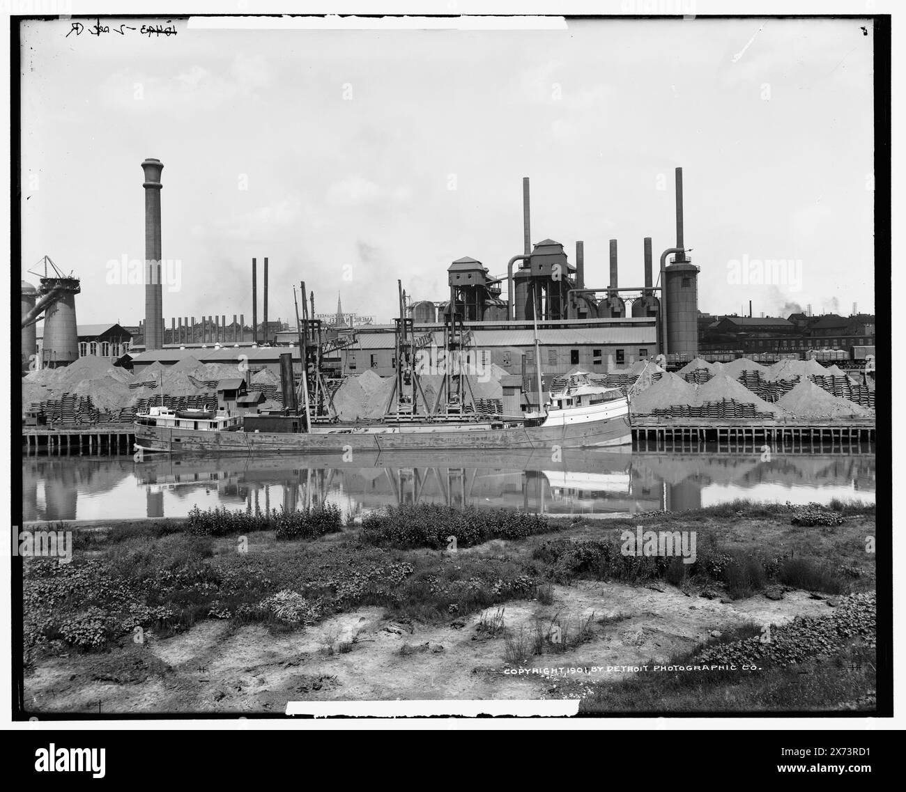Stabilimento della American Steel & Wire Company, Cleveland, immagini videodisco fuori sequenza; l'ordine effettivo da sinistra a destra è: 06153, 06152., '10493-2 sec R' sul secondo negativo del panorama., Detroit Publishing Co. N. 010502., Gift; State Historical Society of Colorado; 1949, Piers & wharves. , Industria siderurgica. , Forni. , Stati Uniti, Ohio, Cleveland. Foto Stock