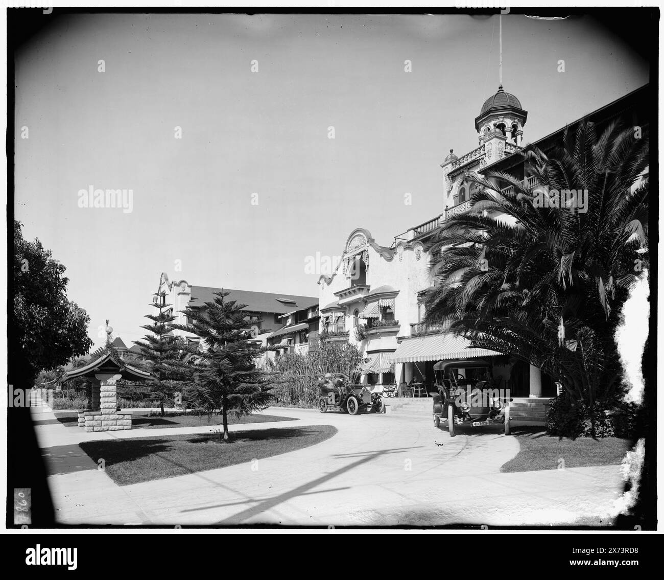 Mission Revival building, probably a hotel, California, Title Designed by cataloger., '4860' on negative., No Detroit Publishing Co. No, Gift; State Historical Society of Colorado; 1949, Automobiles. , Hotel. , Stati Uniti, California. Foto Stock