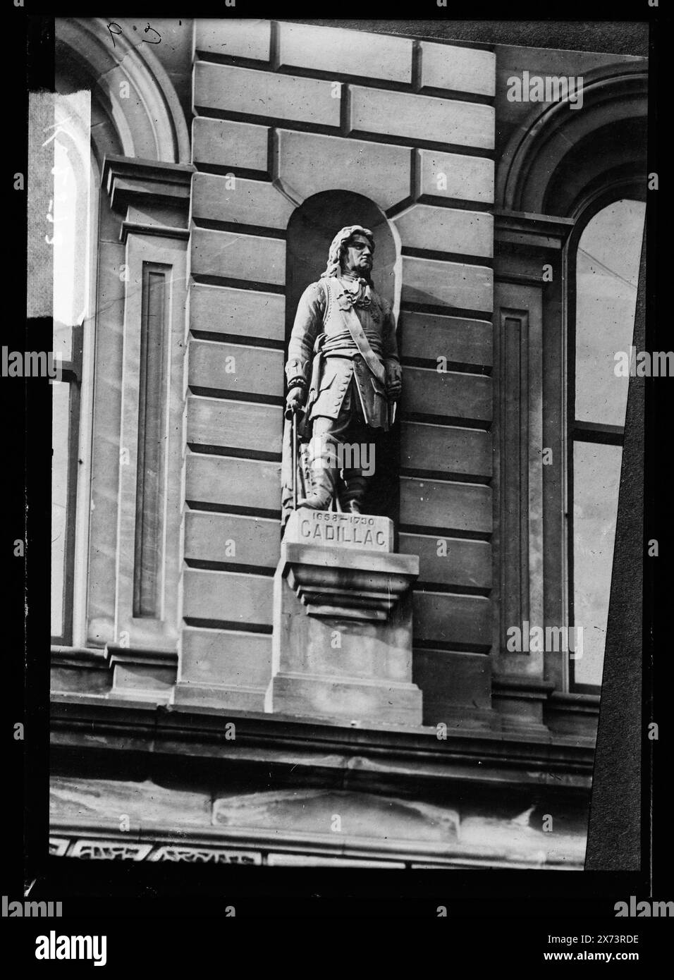 Statua della Cadillac, titolo da giacca, possibilmente Municipio, Detroit, Mich., Detroit Publishing Co. n. K 2573., Gift; State Historical Society of Colorado; 1949, Cadillac, Antoine de la Mothe, 1656 (ca.)-1730, statue. , Scultura. Foto Stock