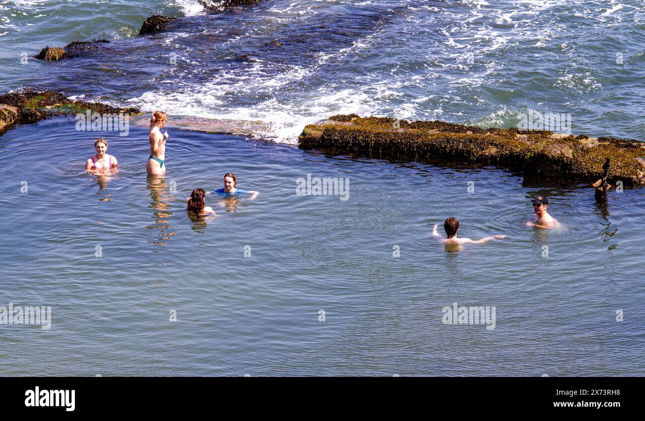 St Andrews, Fife, Scozia, Regno Unito. 17 maggio 2024. Meteo nel Regno Unito: St Andrews sta vivendo un'incredibile ondata di caldo primaverile. Sia la gente del posto che i turisti trascorrono la giornata a Castle Beach, godendosi il caldo sole di maggio, prendendo il sole e rinfrescandosi nella piscina all'aperto. Crediti: Dundee Photographics/Alamy Live News Foto Stock
