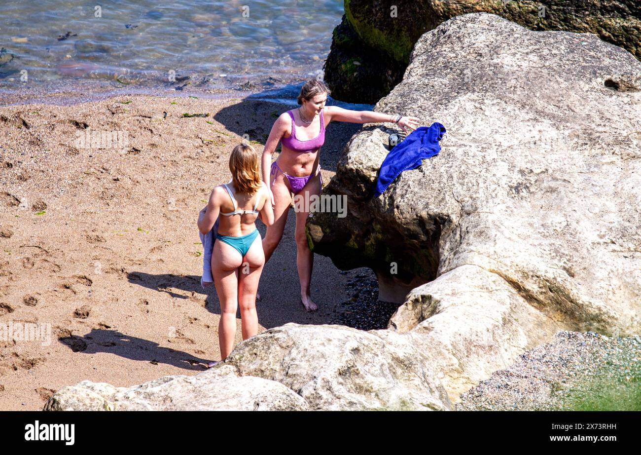 St Andrews, Fife, Scozia, Regno Unito. 17 maggio 2024. Meteo nel Regno Unito: St Andrews sta vivendo un'incredibile ondata di caldo primaverile. Sia la gente del posto che i turisti trascorrono la giornata a Castle Beach, godendosi il caldo sole di maggio, prendendo il sole e rinfrescandosi nella piscina all'aperto. Crediti: Dundee Photographics/Alamy Live News Foto Stock