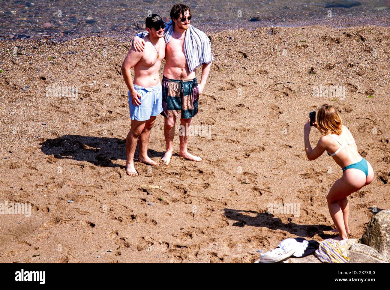 St Andrews, Fife, Scozia, Regno Unito. 17 maggio 2024. Meteo nel Regno Unito: St Andrews sta vivendo un'incredibile ondata di caldo primaverile. Sia la gente del posto che i turisti trascorrono la giornata a Castle Beach, godendosi il caldo sole di maggio, prendendo il sole e rinfrescandosi nella piscina all'aperto. Crediti: Dundee Photographics/Alamy Live News Foto Stock