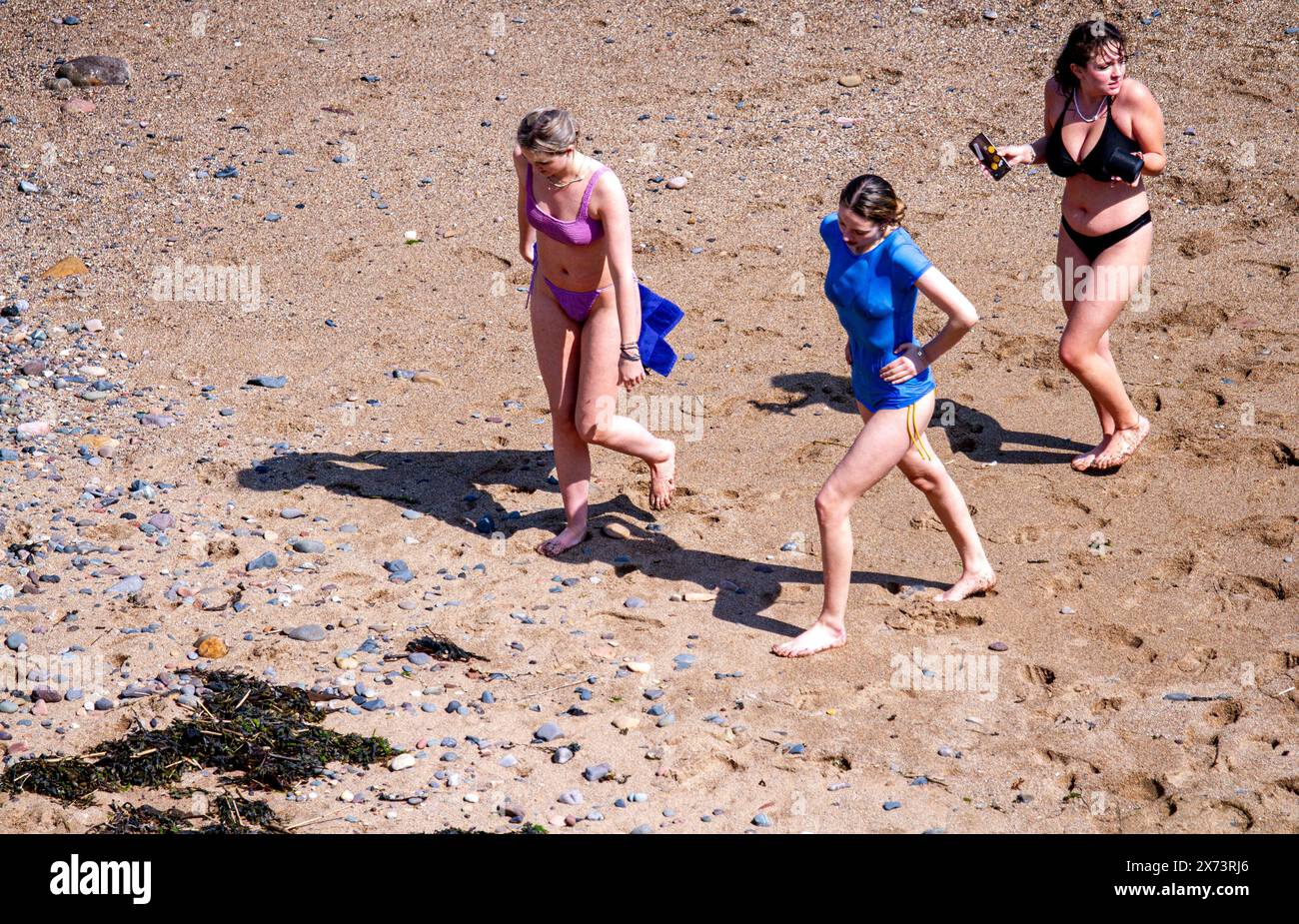 St Andrews, Fife, Scozia, Regno Unito. 17 maggio 2024. Meteo nel Regno Unito: St Andrews sta vivendo un'incredibile ondata di caldo primaverile. Sia la gente del posto che i turisti trascorrono la giornata a Castle Beach, godendosi il caldo sole di maggio, prendendo il sole e rinfrescandosi nella piscina all'aperto. Crediti: Dundee Photographics/Alamy Live News Foto Stock