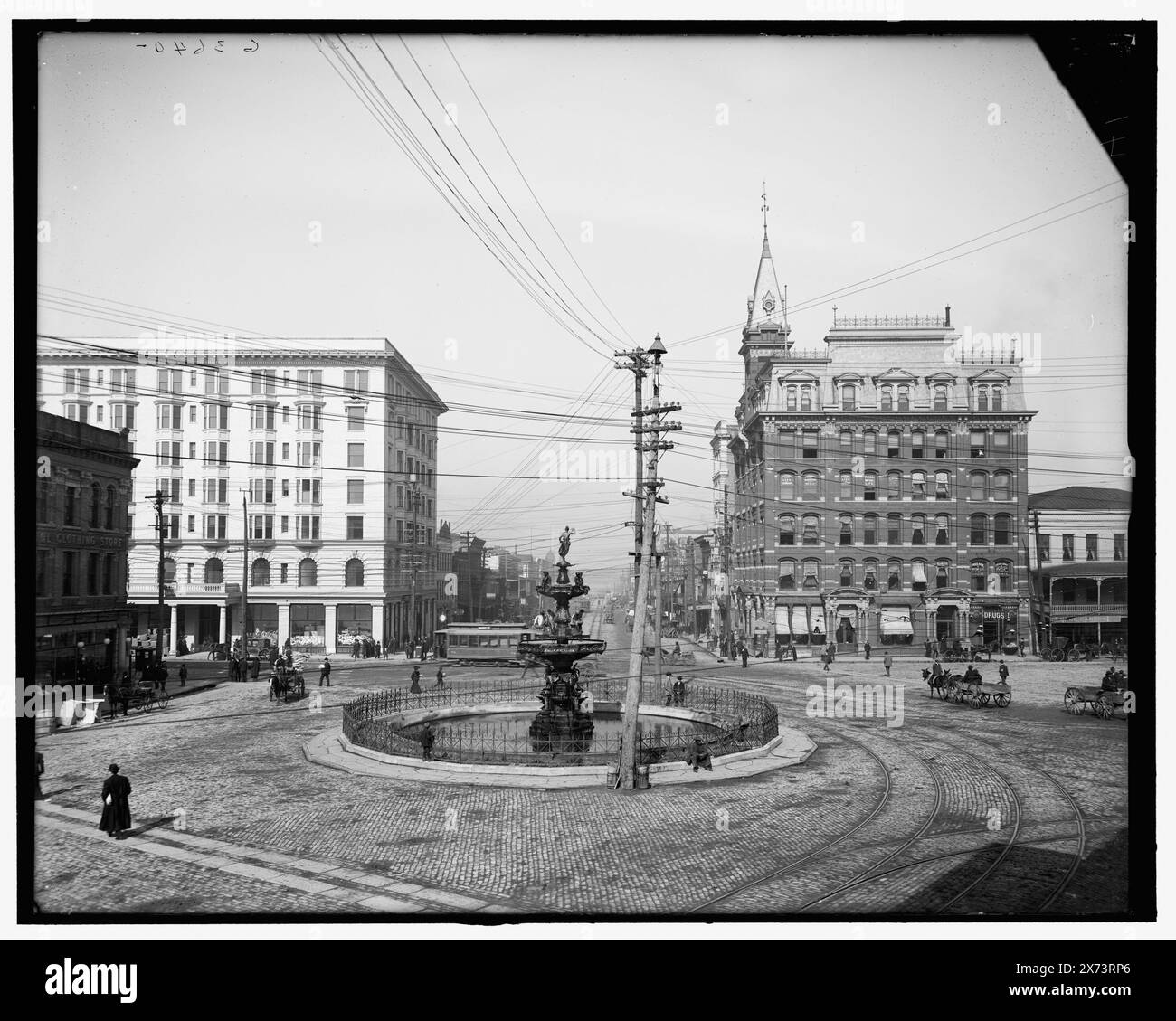 Commerce Street from Court Square, Montgomery, Ala., Title from jacket., 'G 3640' on negative., Detroit Publishing Co. N. 034348., Gift; State Historical Society of Colorado; 1949, Plazas. , Fontane. , Strutture commerciali. , Stati Uniti, Alabama, Montgomery. Foto Stock