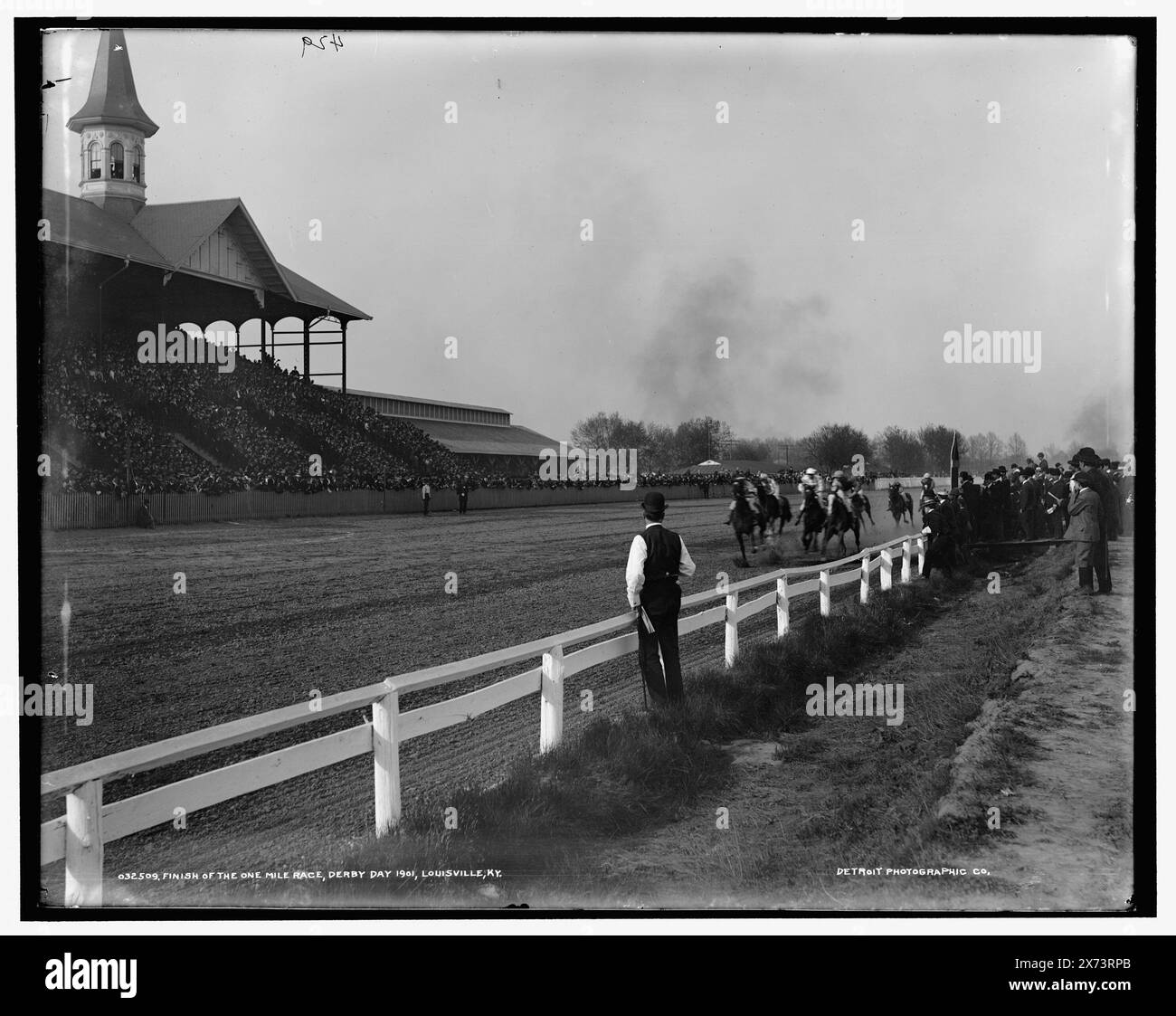 Fine della gara di un miglio, Derby Day 1901, Louisville, Ky., '429' in negativo. Detroit Publishing Co. n. 032509., Gift; State Historical Society of Colorado; 1949, corse di cavalli. Kentucky Derby, Louisville, Ky. , Stati Uniti, Kentucky, Louisville. Foto Stock
