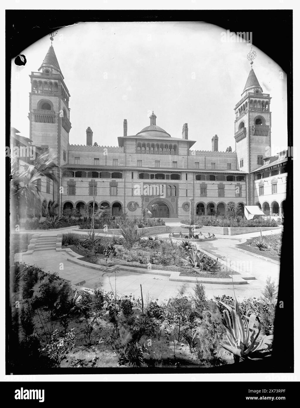Corte del Ponce de Leon, St. Augustine, Flag., titolo da giacca, '1297' su negativo., Detroit Publishing Co. n. 32451., Gift; State Historical Society of Colorado; 1949, Alberghi. , Resort. , Cortili. , Stati Uniti, Florida, Saint Augustine. Foto Stock