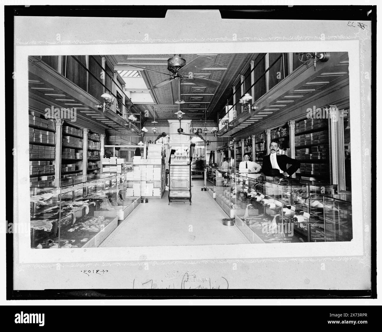 Miller Walker store, Augusta, GA, titolo da giacca., fotografia di una stampa fotografica firmata su tappetino in rilievo: S.C. Hall, Augusta, GA, 'Made special for the National Cash Register Company' su giacca., '33' su negativo., Detroit Publishing Co. N. 043103., Gift; State Historical Society of Colorado; 1949, negozi di abbigliamento. , Interni. , Registratori di cassa. , Stati Uniti, Georgia, Augusta. Foto Stock