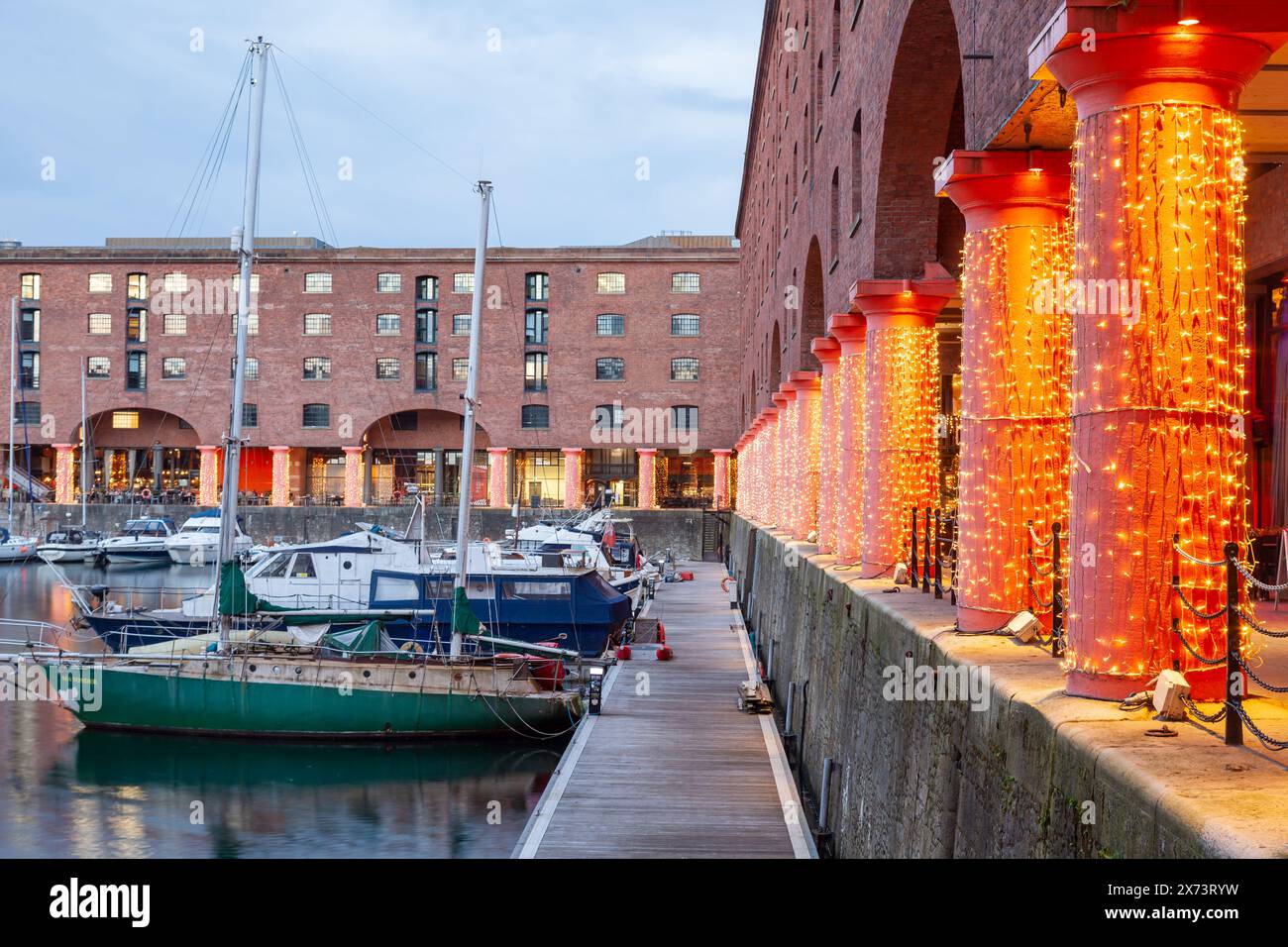 Serata al Royal Albert Dock di Liverpool. Foto Stock