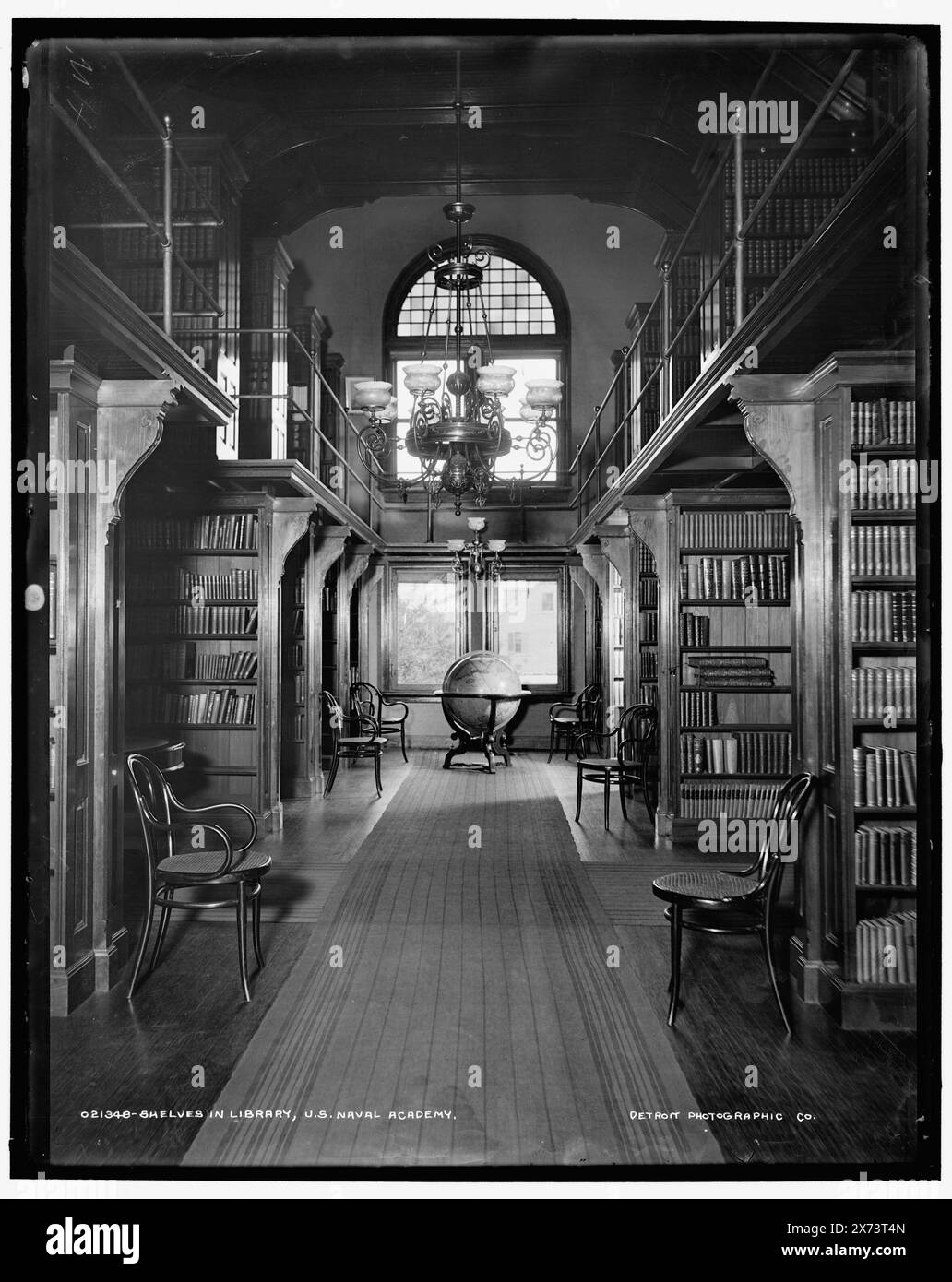 Scaffali in biblioteca, U.S. Naval Academy, "WH" e "Detroit Photographic Co." su negative., Detroit Publishing Co. N.. 021348., Gift; State Historical Society of Colorado; 1949, United States Naval Academy. , Librerie. , Università e college. , Istruzione militare. , Interni. , Stati Uniti, Maryland, Annapolis. Foto Stock