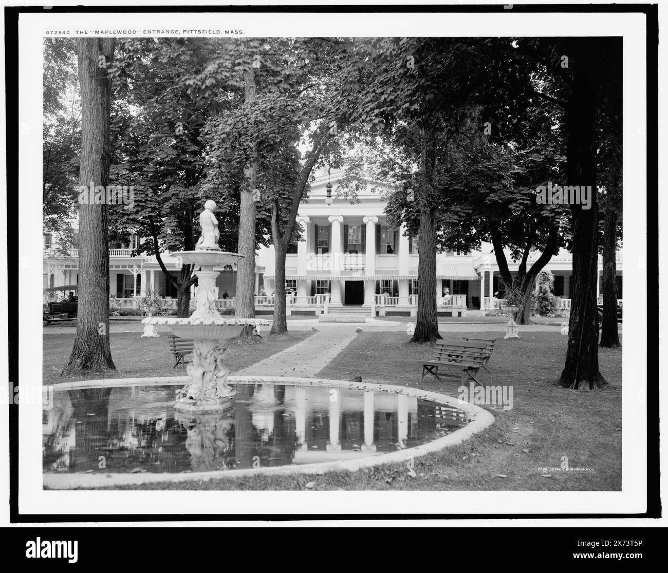 L'entrata Maplewood, Pittsfield, Massachusetts, 'G 9169' su negative., Detroit Publishing Co. N.. 072940., Gift; State Historical Society of Colorado; 1949, Alberghi. , Fontane. , Resort. , Stati Uniti, Massachusetts, Pittsfield. Foto Stock