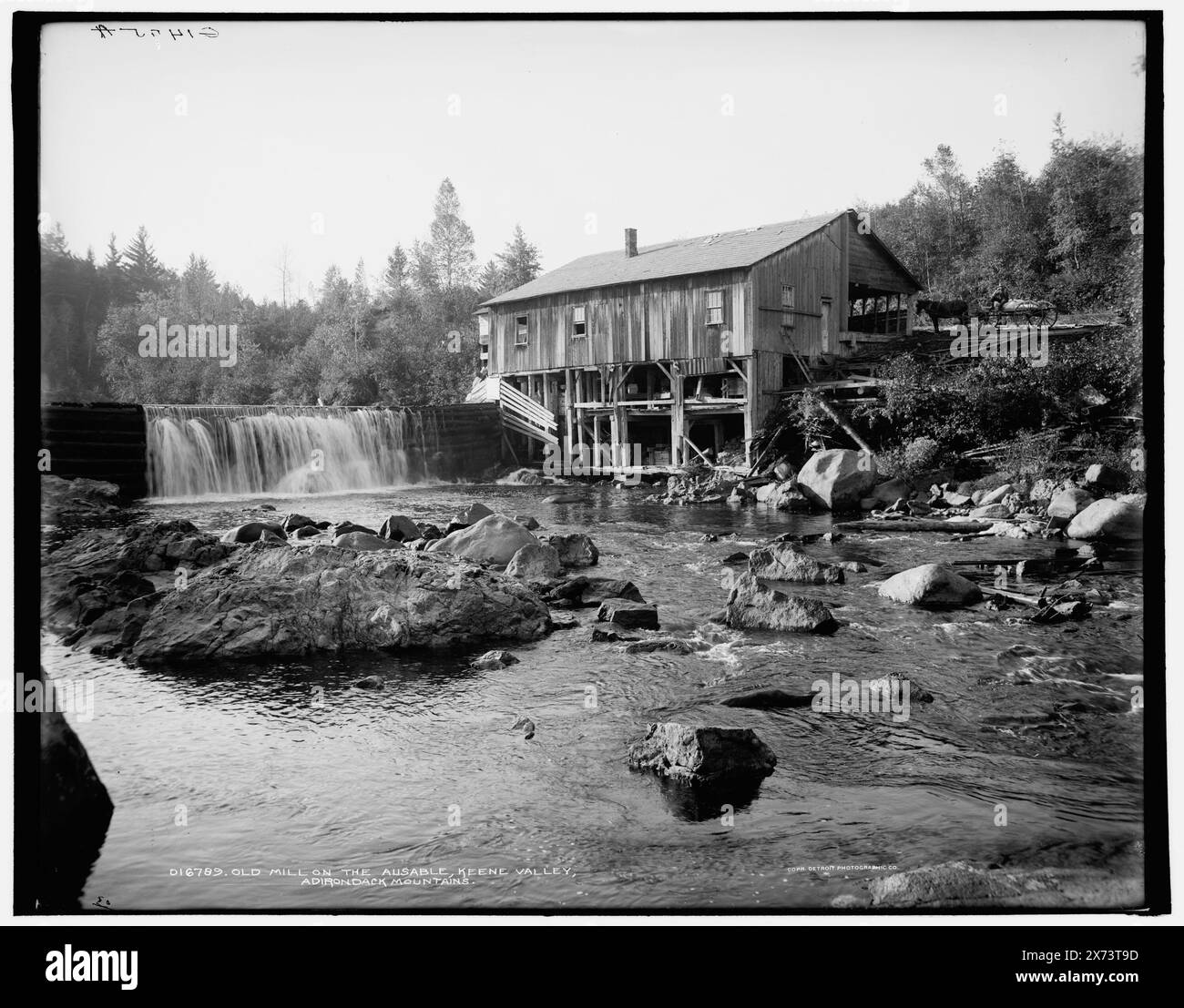 Vecchio mulino sull'Ausable, Keene Valley, Adirondack Mountains, 'G 1495 A' e '03' su negative., Detroit Publishing Co. No 016789., Gift; State Historical Society of Colorado; 1949, Rivers. , Mills. , Stati Uniti, New York (Stato), monti Adirondack. , Stati Uniti, New York (Stato), Ausable River. , Stati Uniti, New York (Stato), Keene Valley (Valle) Foto Stock