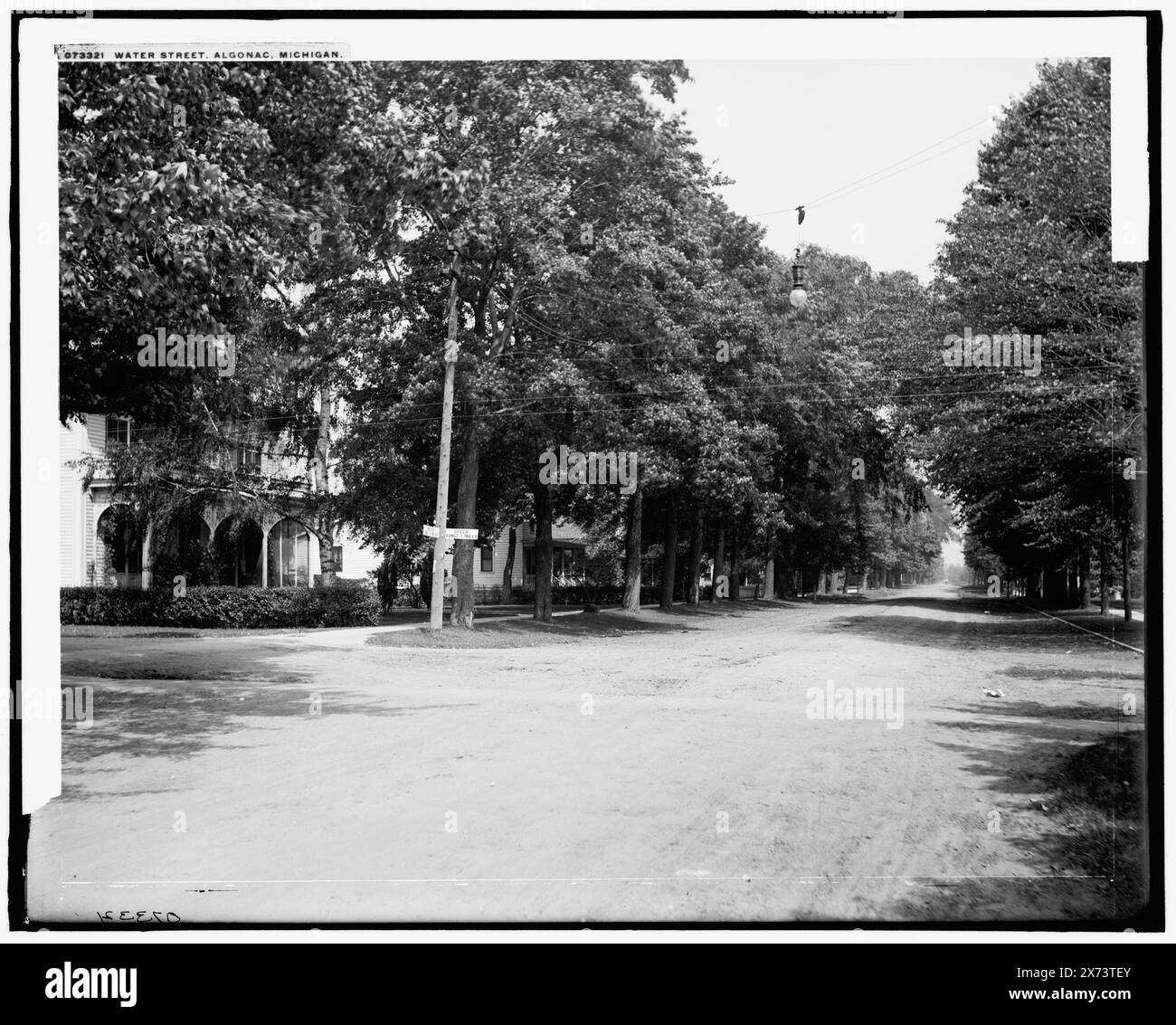 Water Street, Algonac, Michigan, negativo incrinato da centro a centro a destra., '117-T' su negativo., Detroit Publishing Co. N. 073321., Gift; State Historical Society of Colorado; 1949, Residential Streets. , Stati Uniti, Michigan, Algonac. Foto Stock