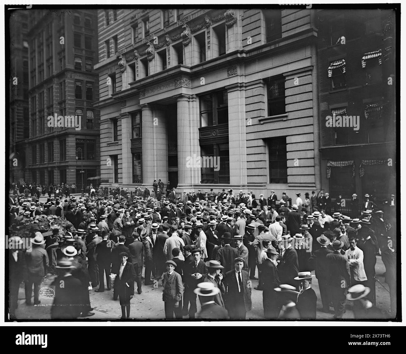 Curb Street broker e Broad Exchange, New York, '4086' e '4073' in negativo., Detroit Publishing Co. N.. 019582., Gift; State Historical Society of Colorado; 1949, Stock Exchange. , Folle. , Stati Uniti, New York (Stato), New York. Foto Stock