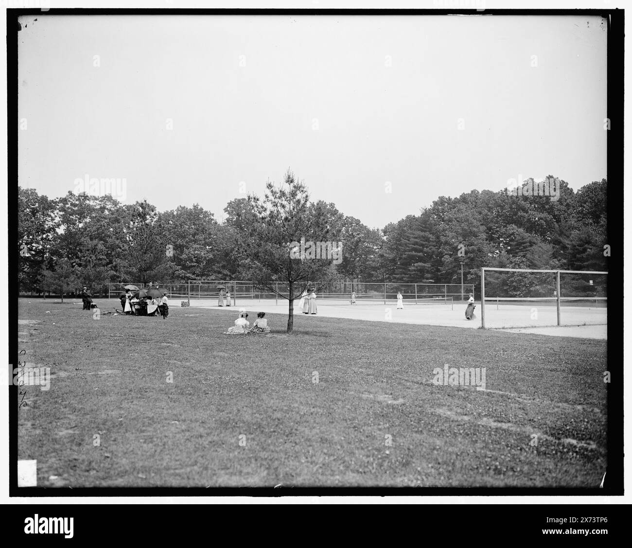 Campi da tennis, Forest Park, Springfield, Massachusetts, titolo da giacca, '4156' su negative., Detroit Publishing Co. n. 034926., Gift; State Historical Society of Colorado; 1949, Tennis. , Parchi. , Stati Uniti, Massachusetts, Springfield. Foto Stock
