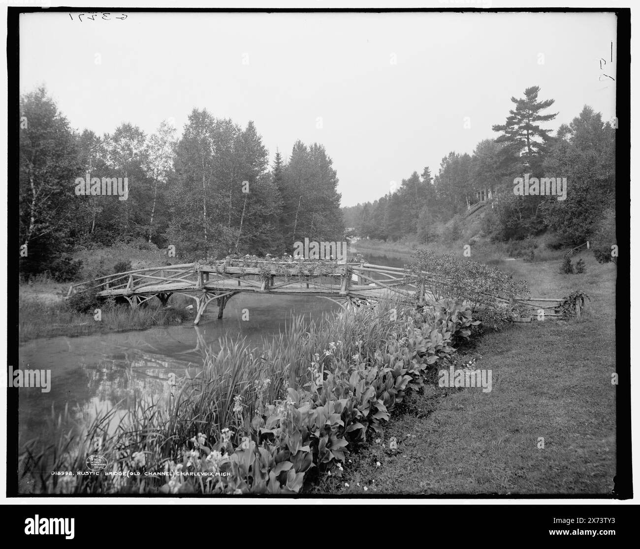 Ponte rustico, vecchio canale, Charlevoix, Mich., 'G 3271' su negative., Detroit Publishing Co. N.. 018998., Gift; State Historical Society of Colorado; 1949, Pedestrian Bridges. , Stati Uniti, Michigan, Charlevoix. Foto Stock