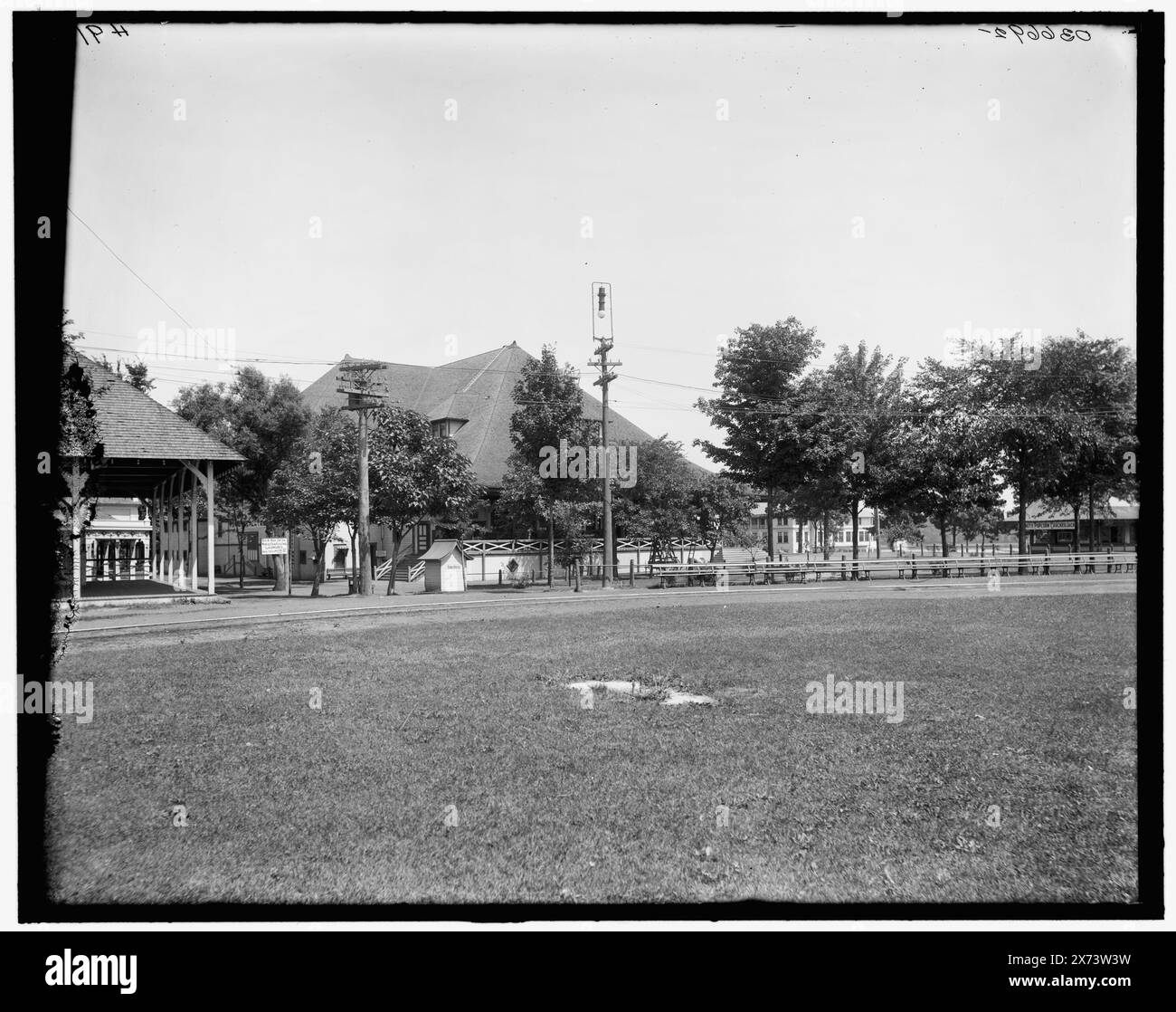 East Grand Rapids, Mich., Ramona Park Theater Pavilion, Reeds Lake, Title from jacket., 'H 91' on negative., Detroit Publishing Co. No 036692., Gift; State Historical Society of Colorado; 1949, Theaters. , Parchi. , Stati Uniti, Michigan, East Grand Rapids. Foto Stock