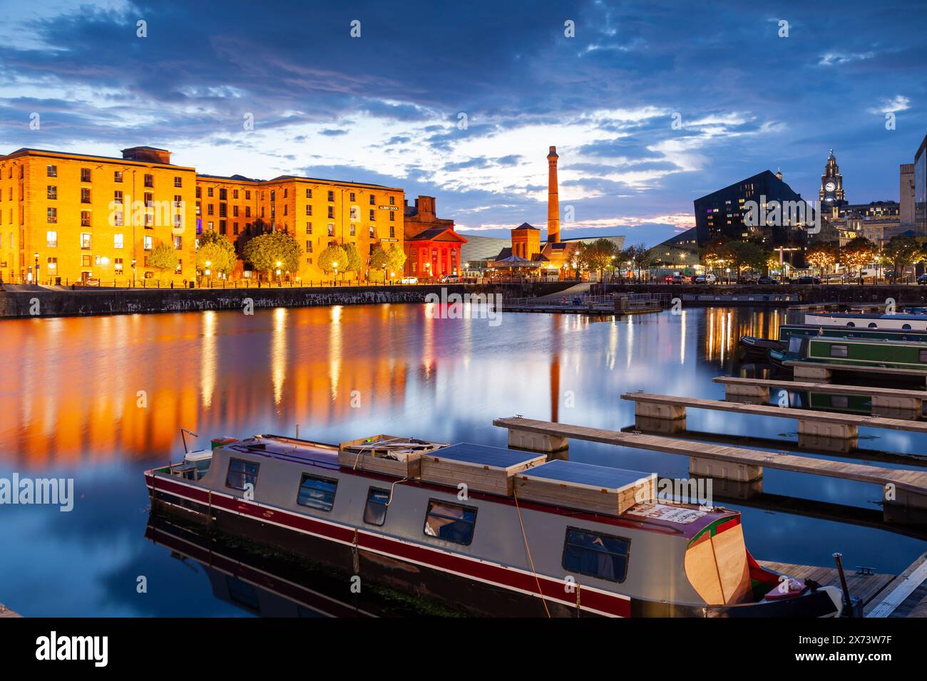 La notte cala al Salthouse Dock di Liverpool, Inghilterra. Foto Stock