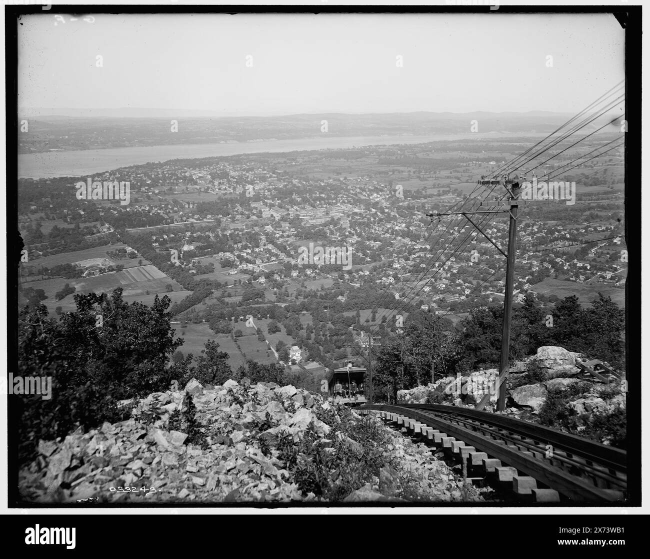 Mount Beacon Inpened Railway, Looking Down, Fishkill-on-the-Hudson, N.Y., titolo da giacca, 'G-F' su negative. Detroit Publishing Co. n. 033243., Gift; State Historical Society of Colorado; 1949, ferrovie inclinate. , Montagne. , Stati Uniti, New York (Stato), Beacon. , Stati Uniti, New York (Stato), Beacon, Mount. , Stati Uniti, New York (Stato), fiume Hudson. Foto Stock