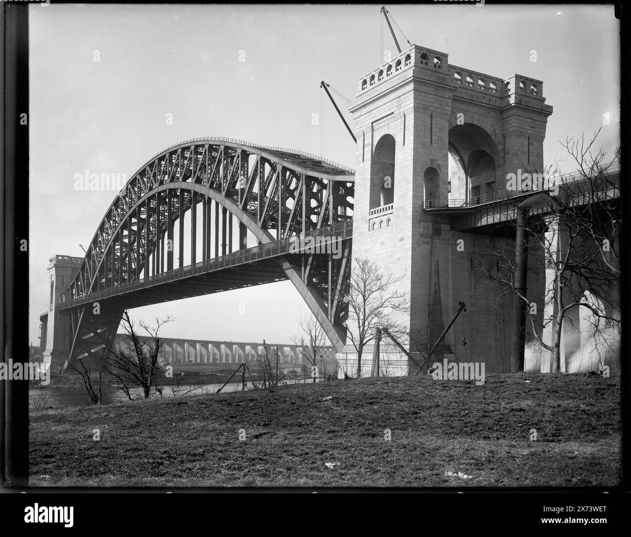 Hell Gate Bridge (New York Connecting RailroadBridge), New York, Title from jacket., Detroit Publishing Co. N. 0931., Gift; State Historical Society of Colorado; 1949, Railroad Bridges. , Stati Uniti, New York (Stato), New York. Foto Stock