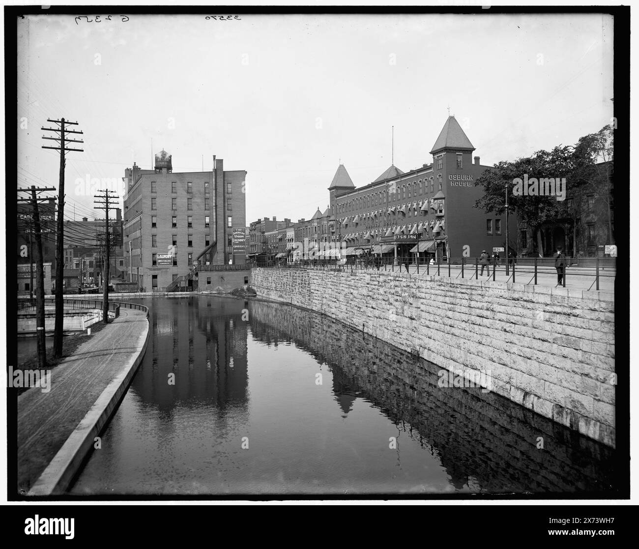 Erie Canal, Rochester, N.Y., Title from jacket., 'American Laundry House Company' sull'edificio a sinistra; 'Osburn House' è l'hotel a destra., 'G 2357' su negative., Detroit Publishing Co. N. 033570., Gift; State Historical Society of Colorado; 1949, canali. , Hotel. , Impianti industriali. , Stati Uniti, New York (Stato), Rochester. , Stati Uniti, New York (Stato), Erie Canal. Foto Stock