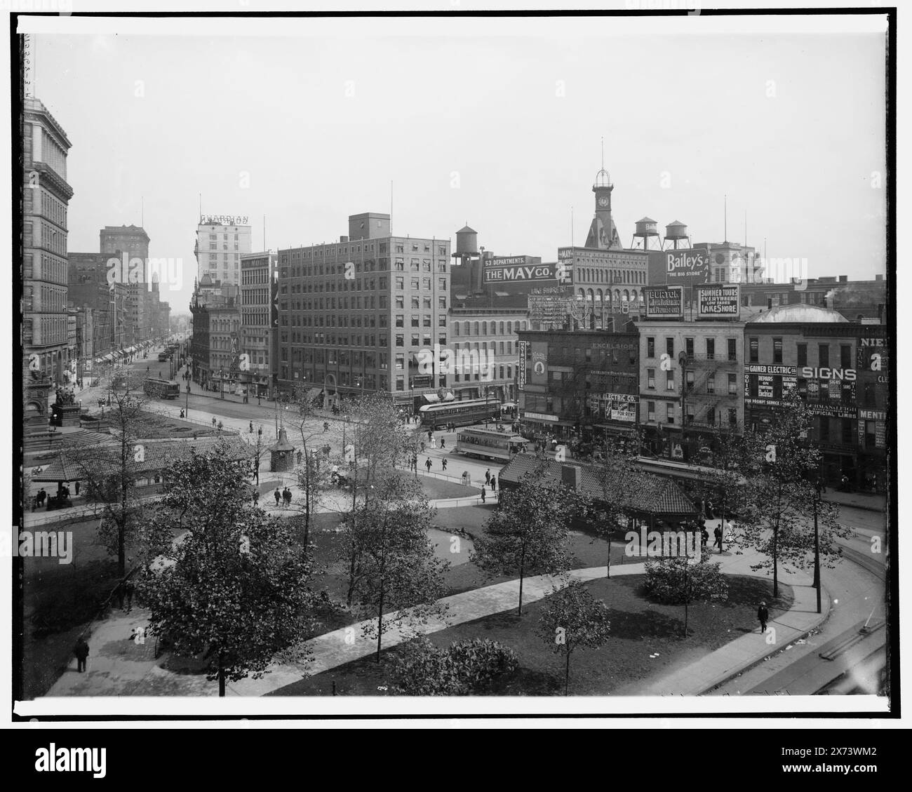 Public Square, Cleveland, Ohio, le immagini dei videodischi sono fuori sequenza; l'ordine effettivo da sinistra a destra è 1A-10094, 10093, 10092., '177 Clif', '176 Clif', '175 Clif' rispettivamente sui negativi da sinistra a destra., Detroit Publishing Co. N. 015568., Gift; State Historical Society of Colorado; 1949, Plazas. , Stati Uniti, Ohio, Cleveland. Foto Stock