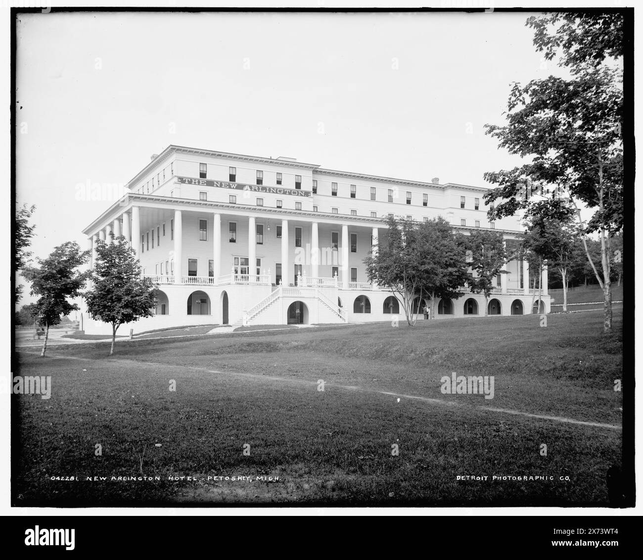 New Arlington Hotel, Petoskey, Michigan, Detroit Publishing Co. N.. 042281., Gift; State Historical Society of Colorado; 1949, Alberghi. , Resort. , Stati Uniti, Michigan, Petoskey. Foto Stock