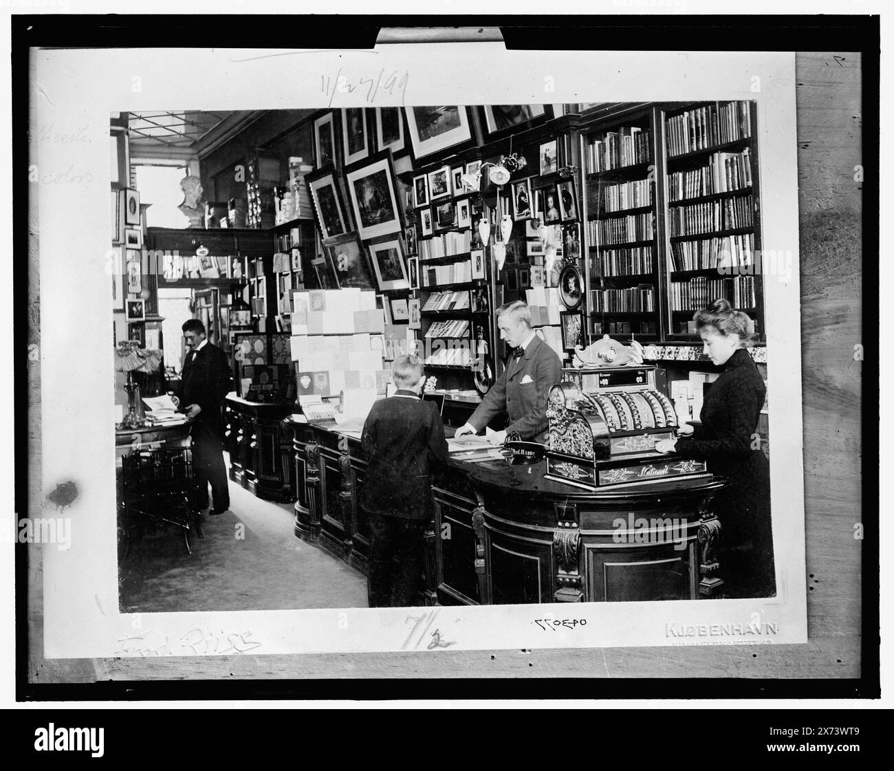 Henriques Bonfils Bookstore, Danimarca, titolo da giacca., fotografia di foto con tappetino in rilievo: Fred Riise, Kjobenhavn, Kimmelskaetet 43., 'Fred Riise' sul cappello sul bancone., 'Made especially for the National Cash Register Company' sulla giacca., '7' sul negativo., Detroit Publishing Co. N. 043077., Gift; State Historical Society of Colorado; 1949, librerie. , Interni. , Registratori di cassa. , Danimarca, Copenaghen. Foto Stock