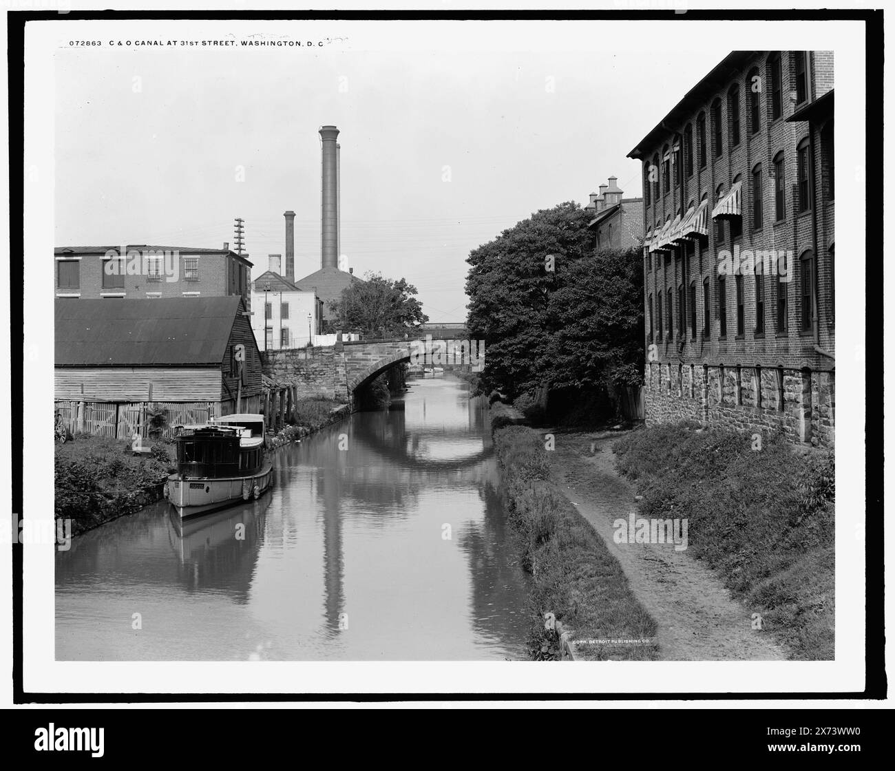 C & o Canal at 31st Street, Washington, D.C., Detroit Publishing Co. N. 072863., Chesapeake & Ohio Canal., Gift; State Historical Society of Colorado; 1949, canali. , Impianti industriali. , Stati Uniti, Distretto di Columbia, Washington (D.C.) Foto Stock