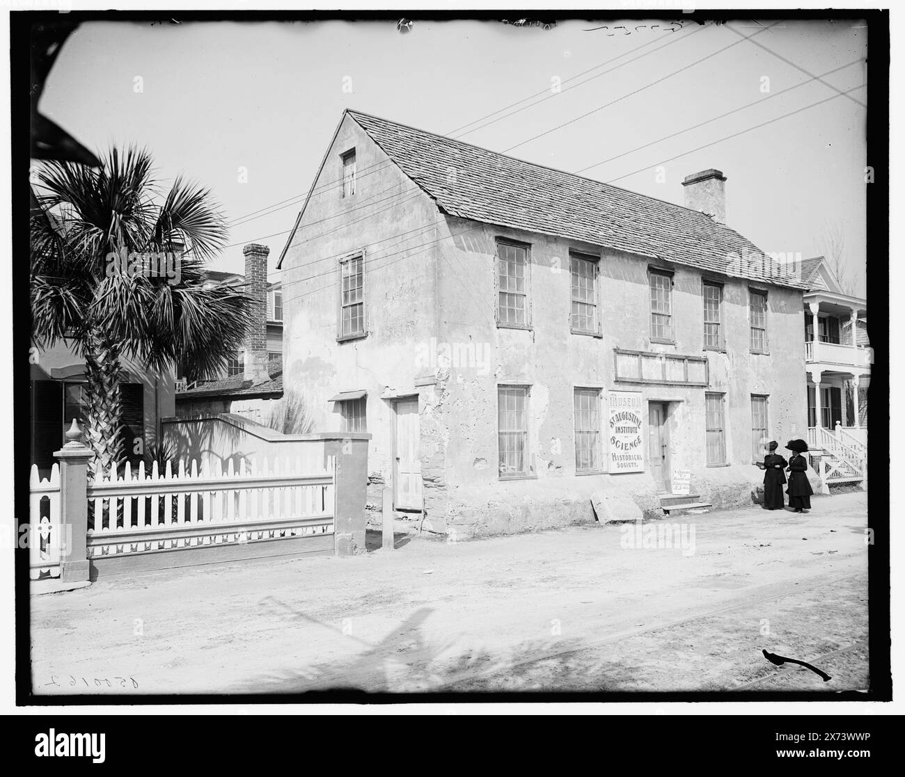 Vecchio museo, Bay Street, St. Augustine, Flag., titolo da giacca, "Museum of the St. Augustine Institute of Science and Historical Society" on Building., "G 7755" on negative., Detroit Publishing Co. n. 500162., Gift; State Historical Society of Colorado; 1949, gallerie e musei. , Strade. , Stati Uniti, Florida, Saint Augustine. Foto Stock