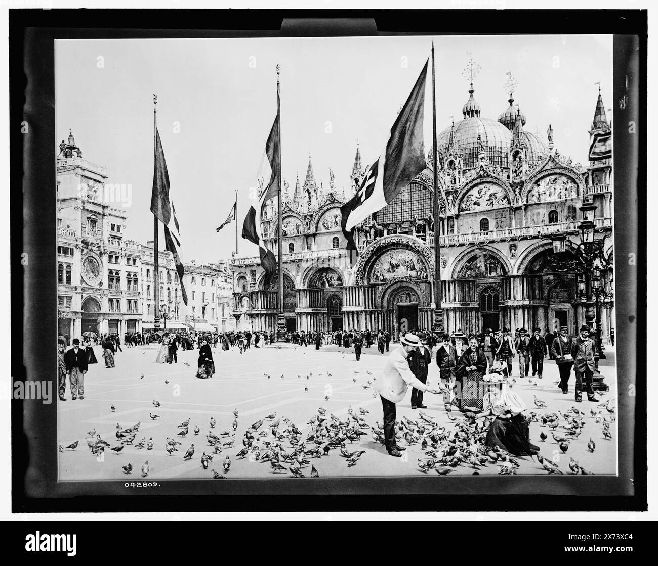 Dare da mangiare ai piccioni, Piazza San Marco, Venezia, titolo dalla giacca, fotografia di una fonte non identificata, Detroit Publishing Co. N. 042809., Gift; State Historical Society of Colorado; 1949, Pigeons. , Plazas. , Cattedrali. , Italia, Venezia. Foto Stock