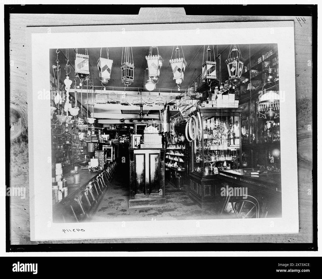 Hardware, Crooks & Brooker, Adelaide, Australia, titolo da giacca., "Made especially for the National Cash Register Company" su giacca. "44" su negative., Detroit Publishing Co. n. 043114., Gift; State Historical Society of Colorado; 1949, ferramenta. , Interni. , Registratori di cassa. , Australia, Australia del Sud, Adelaide. Foto Stock