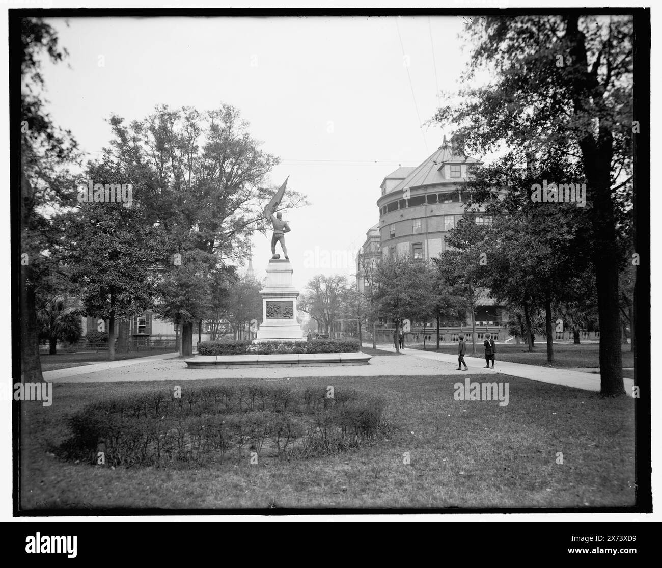 Bull St., a nord da Madison Square, Savannah, GA, titolo da giacca, "G 7836" su negativo., Detroit Publishing Co. N. 500170., Gift; State Historical Society of Colorado; 1949, Jasper, William, 1750-1779, statue. , Monumenti e memoriali. , Plazas. , Scultura. , Stati Uniti, Georgia, Savannah. Foto Stock