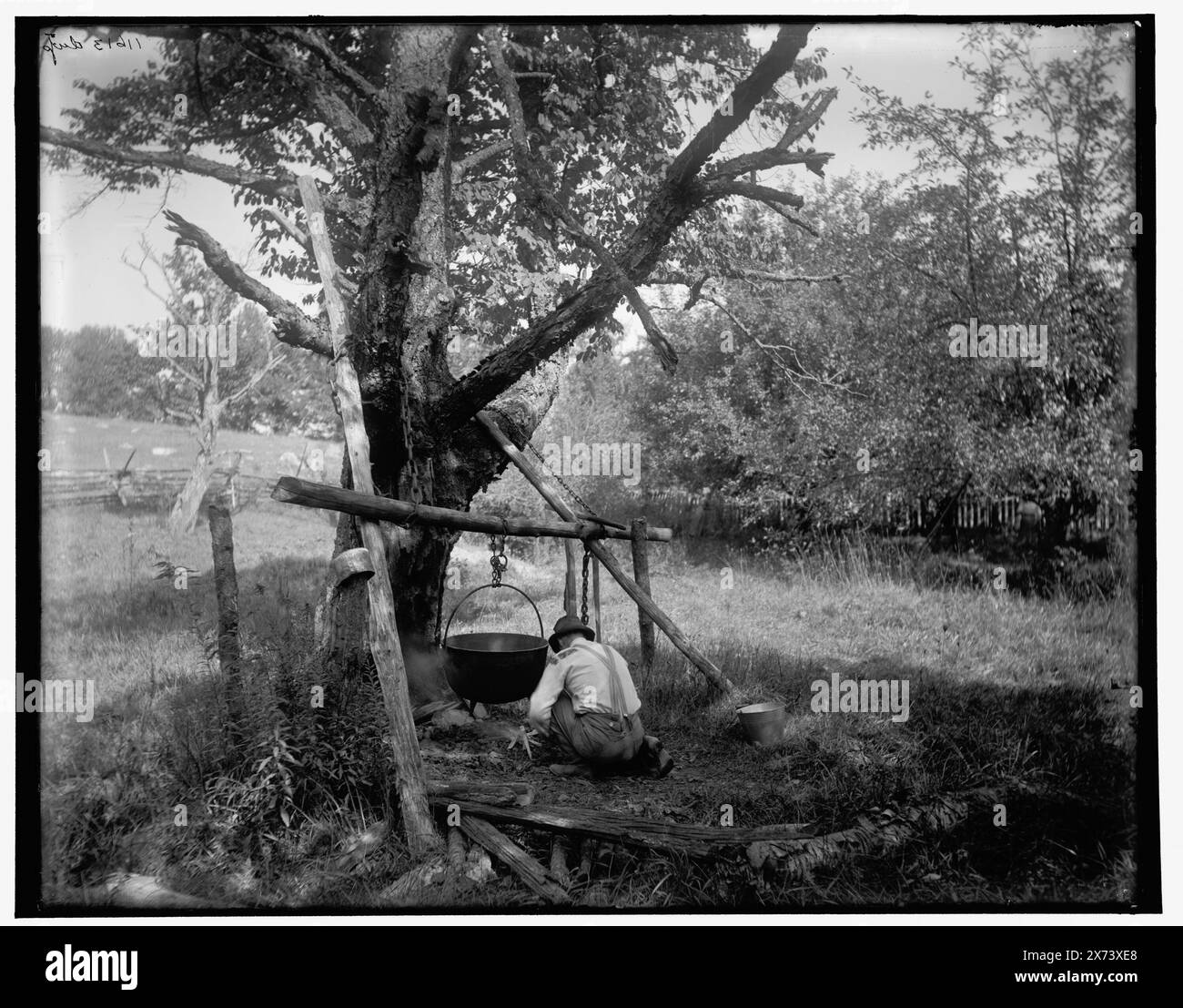Un po' di vita di campagna vicino a Henryville, Pa., il titolo della Giacca continua: , . Fare sapone., i negativi sono varianti vicine., "Dup" su A e B negativi., Detroit Publishing Co. N. 011613., Gift; State Historical Society of Colorado; 1949, Country Life. , Sapone per la casa. , Stati Uniti, Pennsylvania, Henryville. Foto Stock