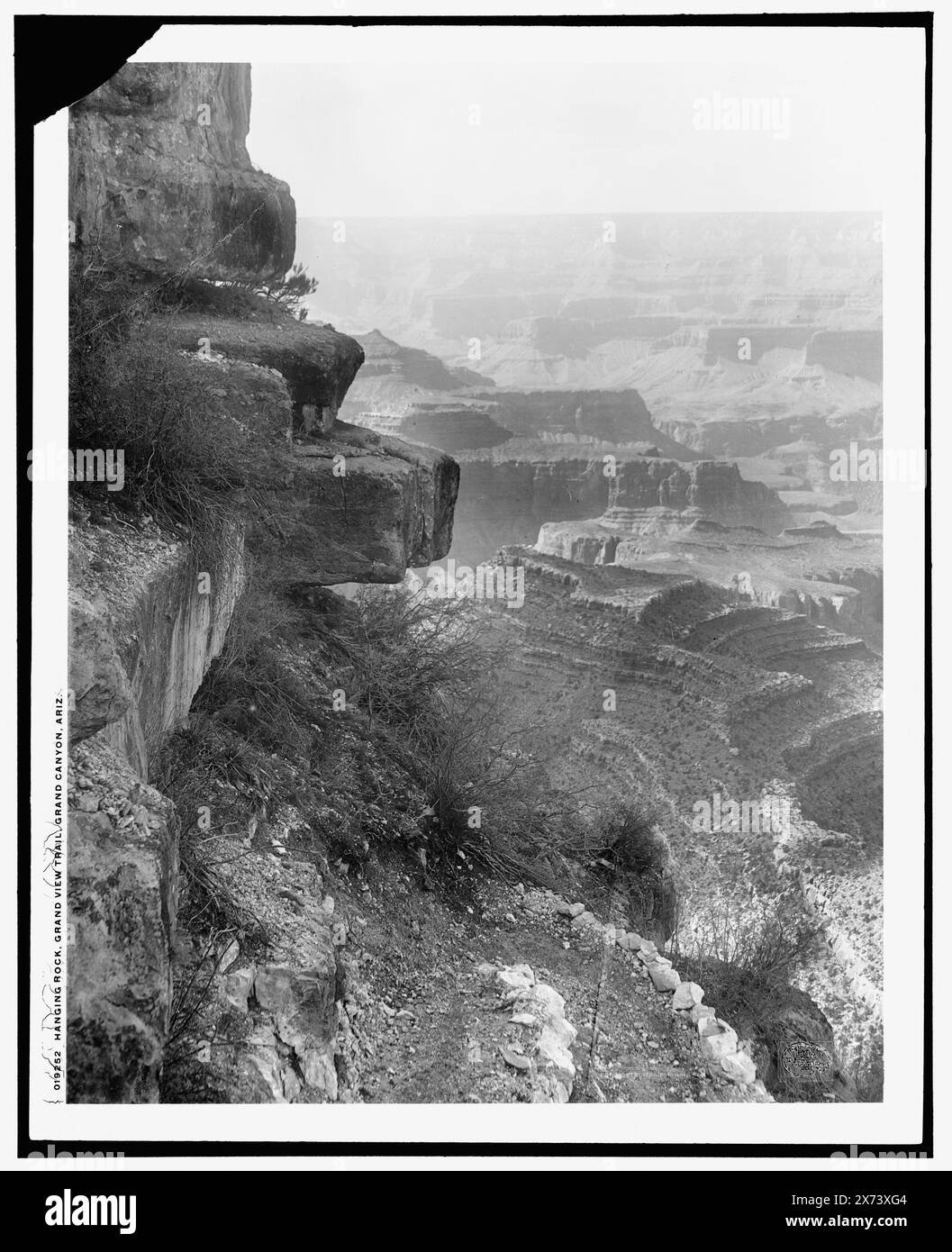 Hanging Rock, Grand View Trail, Grand Canyon, Ariz., Detroit Publishing Co. N. 019252., Gift; State Historical Society of Colorado; 1949, Canyons. , Formazioni rocciose. , Percorsi e percorsi. , Stati Uniti, Arizona, Grand Canyon. Foto Stock
